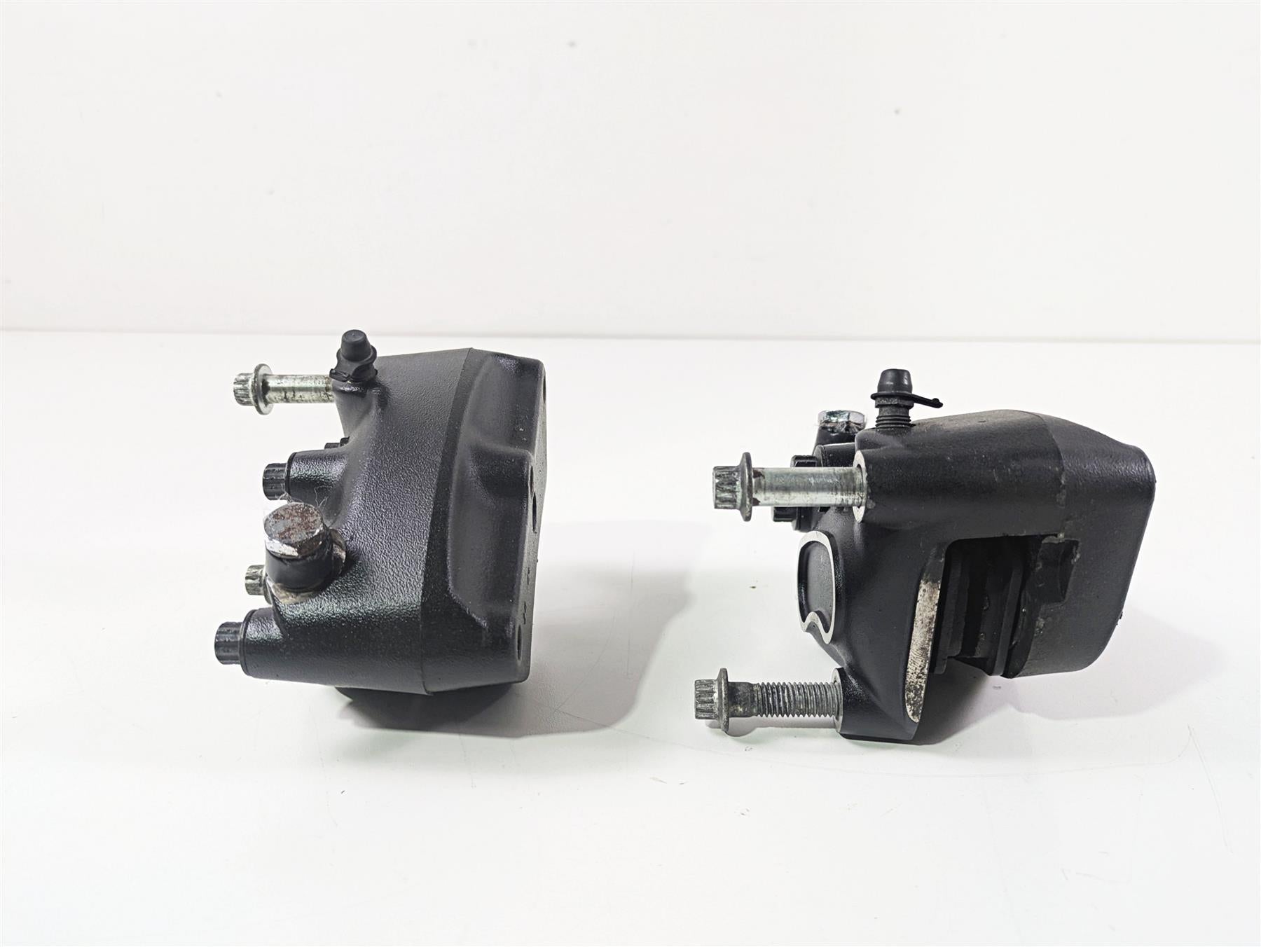 2001 Harley Touring FLHX Street Glide Front Brake Caliper Set 44023-00 44046-00 {{ shop.shopifyCountryName }} - Mototech271
