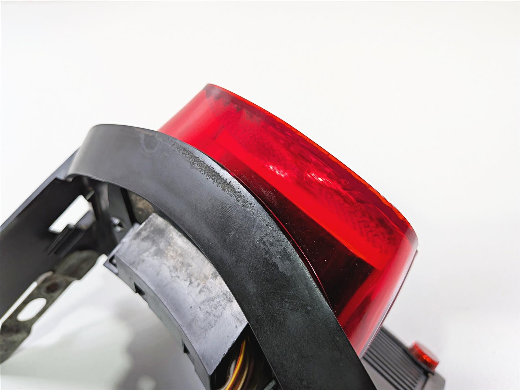 2011 Harley FXDF Dyna Fat Bob Rear Taillight & Plate Holder 60250-08A {{ shop.shopifyCountryName }} - Mototech271