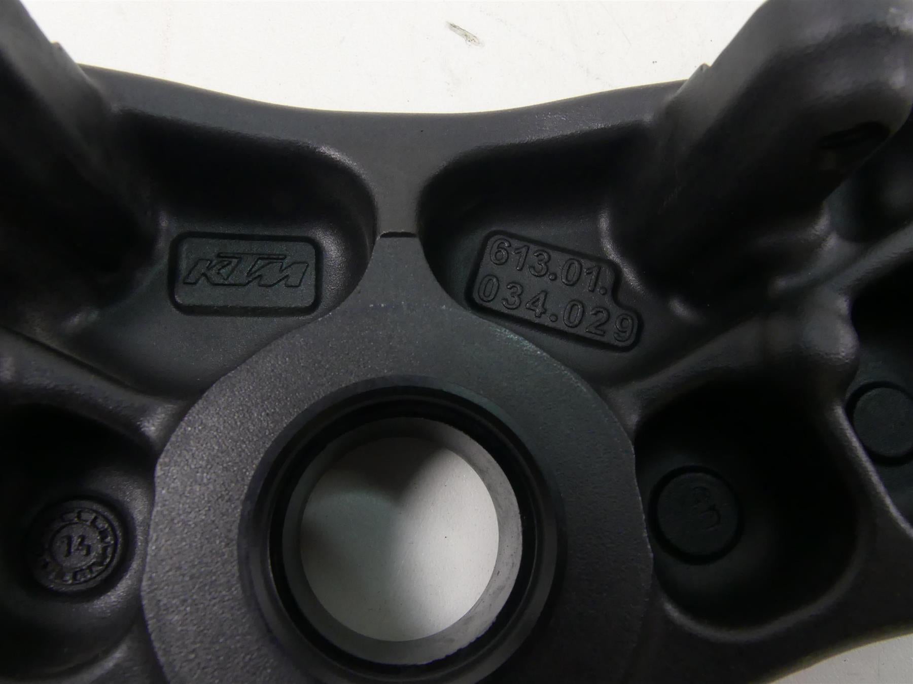 2015 KTM 1290R Super Duke Upper Triple Tree Steering Clamp 6130103402933S {{ shop.shopifyCountryName }} - Mototech271