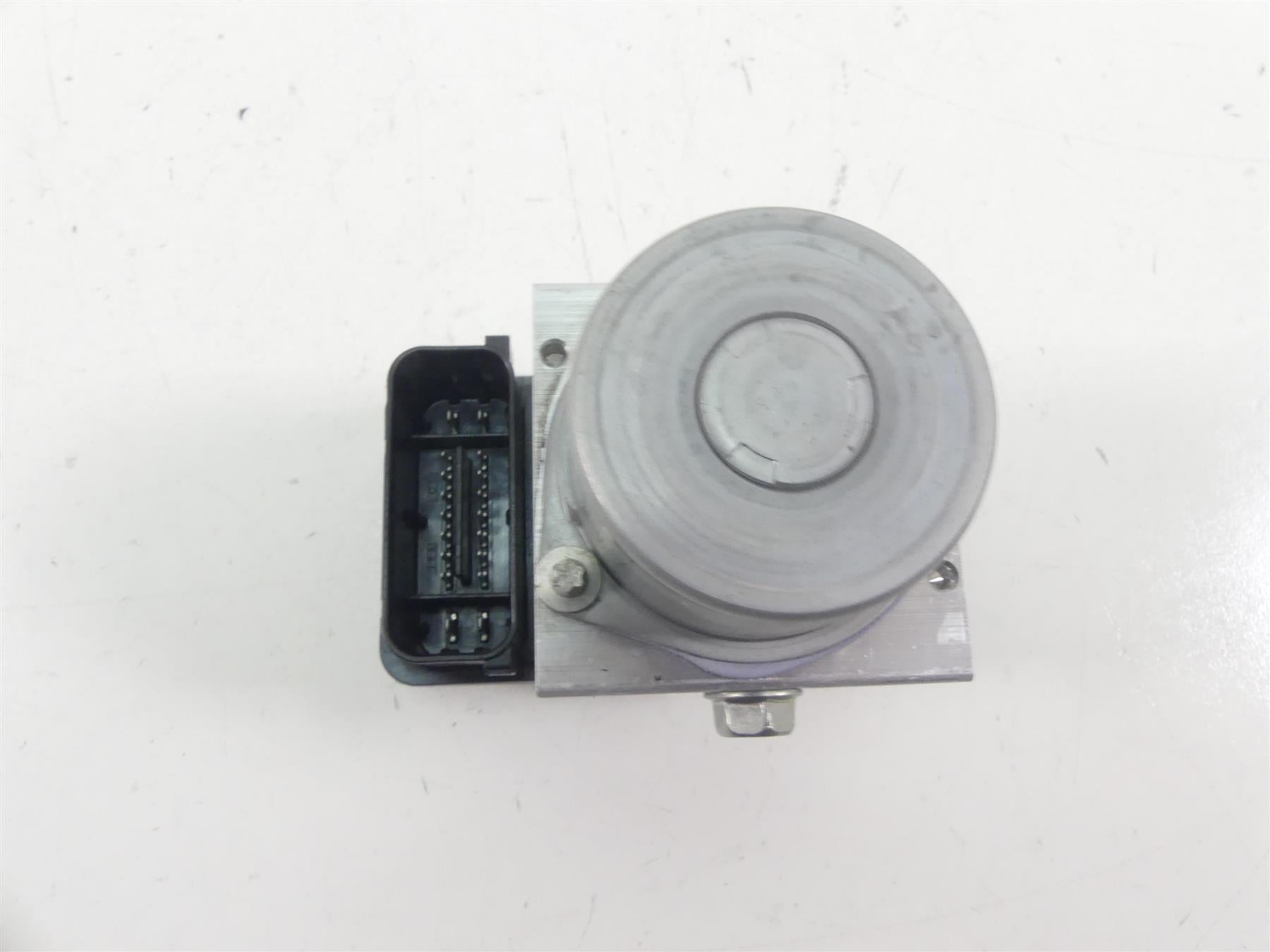 2022 Yamaha MT09 FZ09 Abs Brake Pump Pressure Module B7N-85930-09-00 {{ shop.shopifyCountryName }} - Mototech271