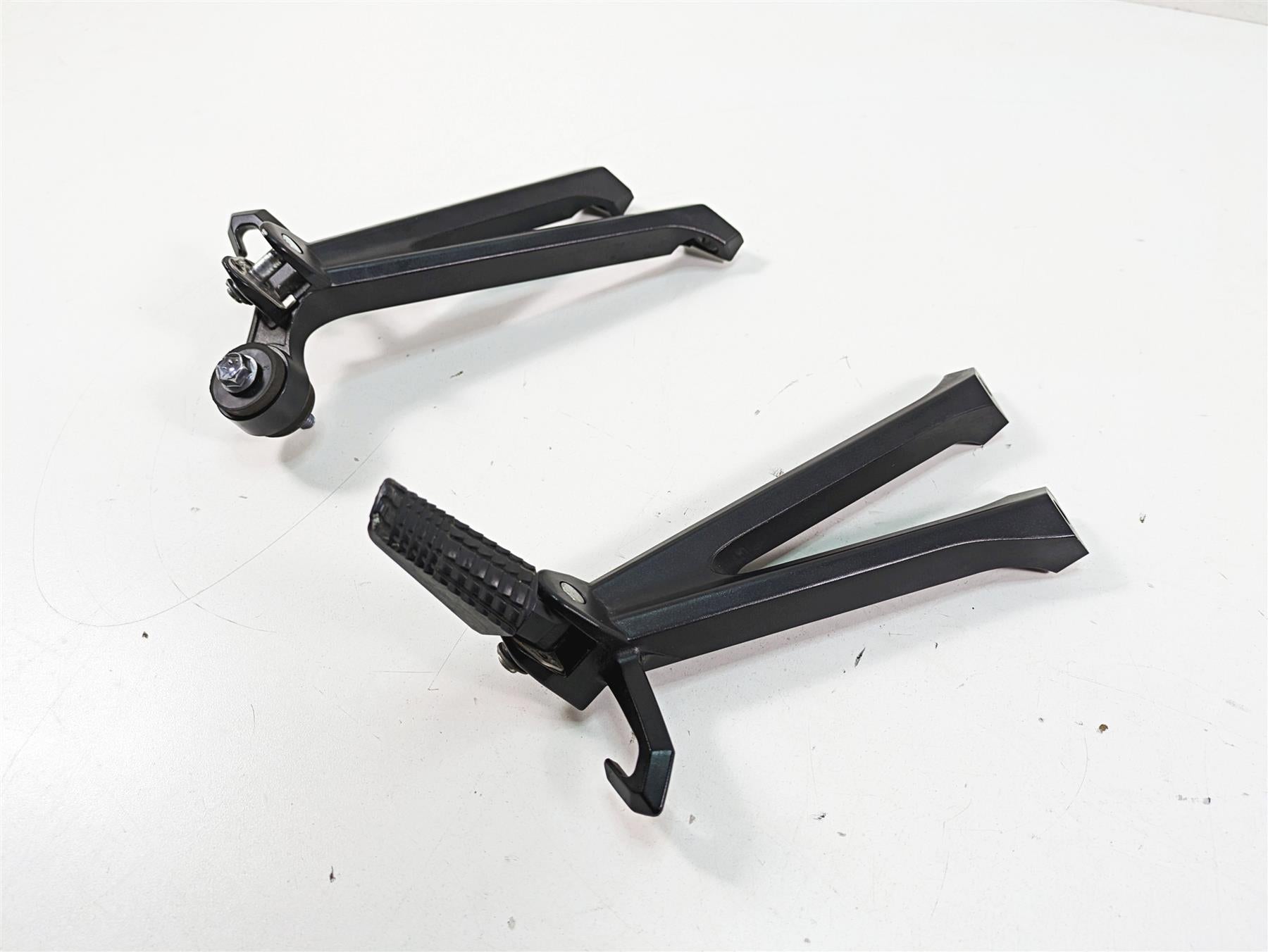 2022 Suzuki GSXR 750 Passenger Footpeg Foot Peg Rest Set 43600-14J30 43700-14J30 {{ shop.shopifyCountryName }} - Mototech271