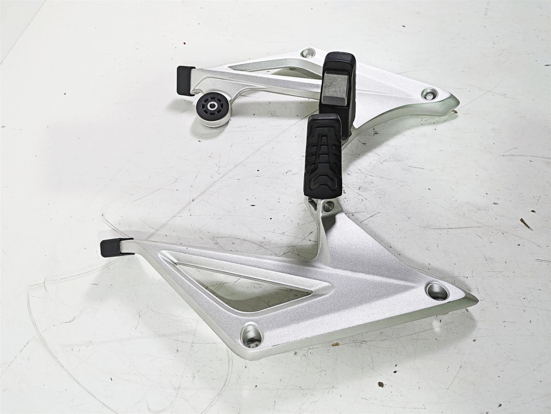 2014 BMW R1200 RT RTW K52 Passenger Footpeg Set 46718534789 46718534790 {{ shop.shopifyCountryName }} - Mototech271