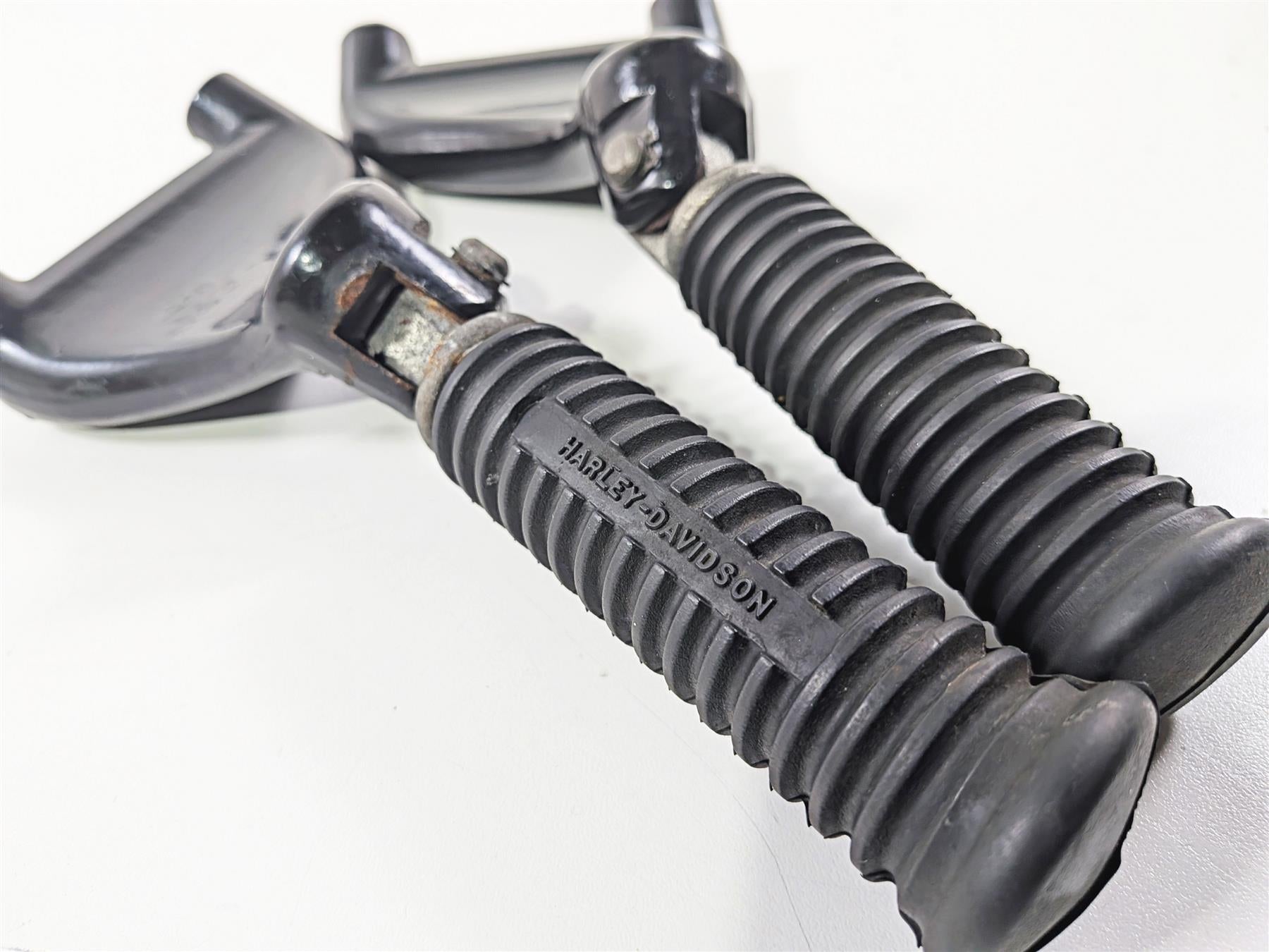 2006 Harley Sportster XL1200 C Rear Passenger Foot Peg Set 249315-04 {{ shop.shopifyCountryName }} - Mototech271