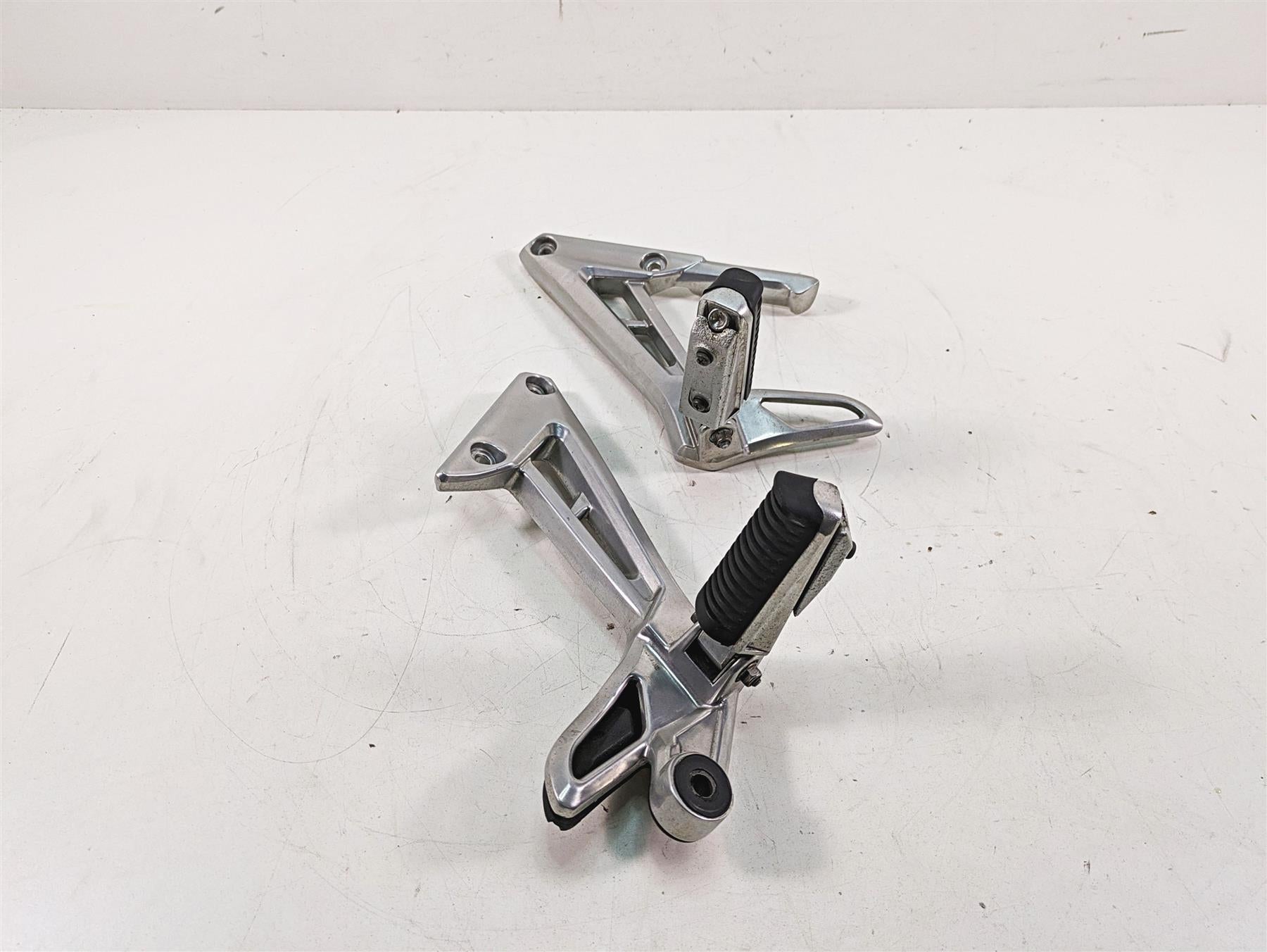 2002 Yamaha FZ1 FZS1000 Fazer Rear Passenger Footpeg Set 5LV-27430-01-00 {{ shop.shopifyCountryName }} - Mototech271
