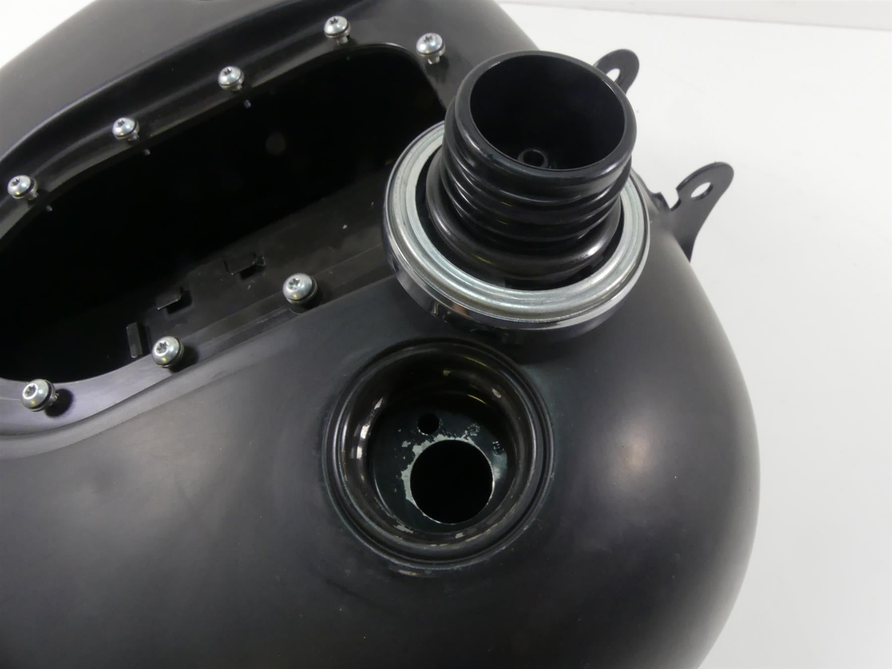2017 Harley Dyna FXDB Street Bob Fuel Gas Petrol Tank -Read 61000707 {{ shop.shopifyCountryName }} - Mototech271