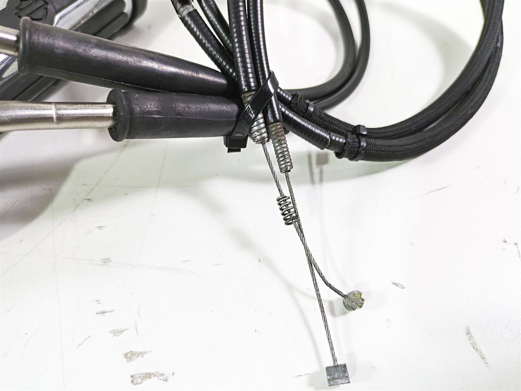 2012 Harley FLD Dyna Switchback Right Control Switch & Blinker 72948-12 {{ shop.shopifyCountryName }} - Mototech271