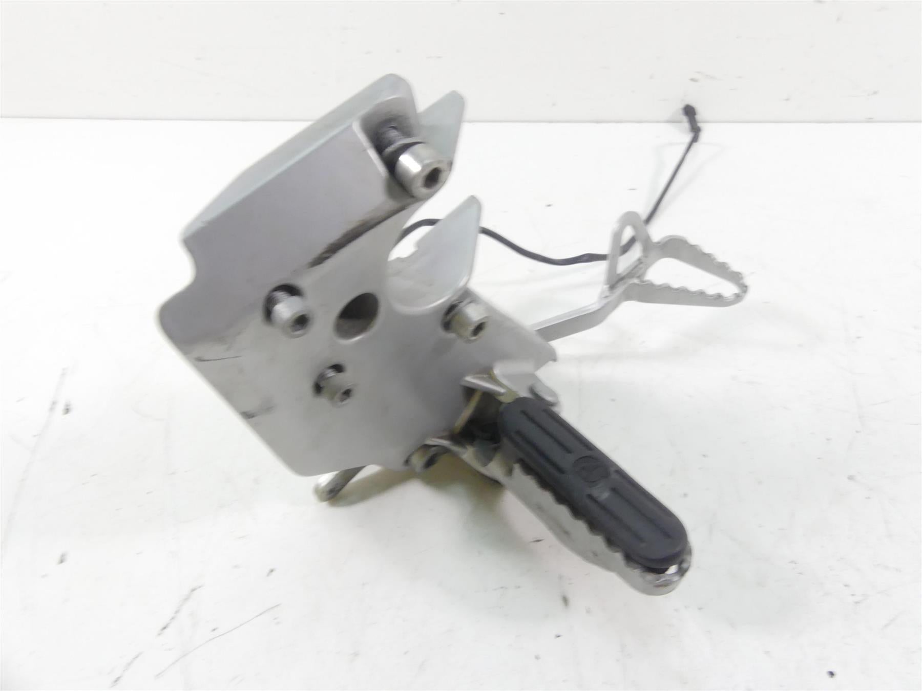 1999 BMW R1100 GS 259E Right Rider Footpeg Foot Peg & Brake Pedal 46712314246 {{ shop.shopifyCountryName }} - Mototech271