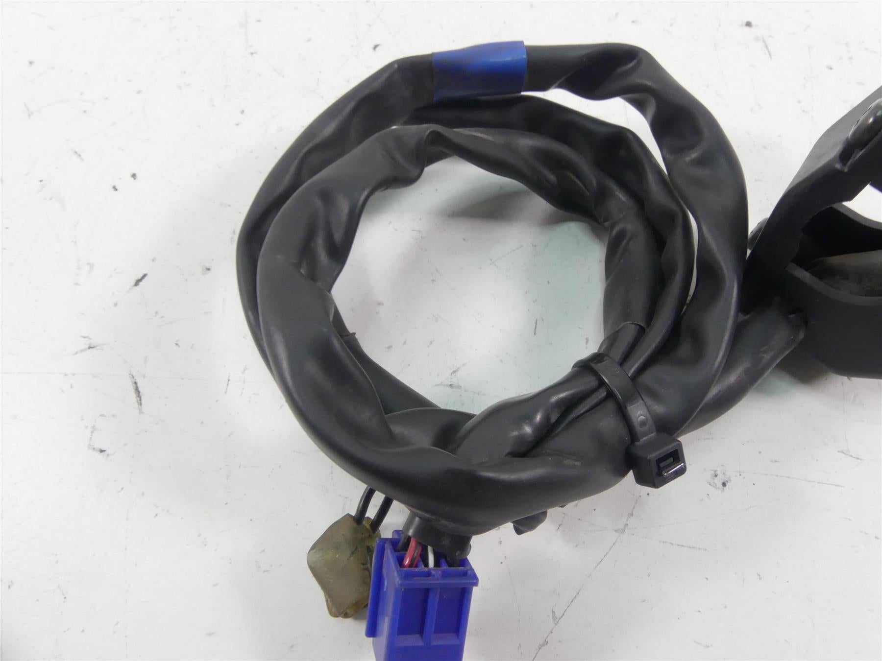 2008 Yamaha FZ1 Fazer Right Hand Start Kill Control Switch 2D1-83975-00-00 {{ shop.shopifyCountryName }} - Mototech271