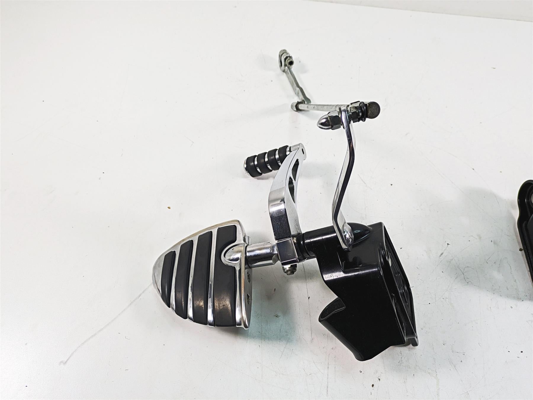 2000 Harley FXSTS Softail Springer Front Rear Footpeg & Shifter Set 33683-00 {{ shop.shopifyCountryName }} - Mototech271