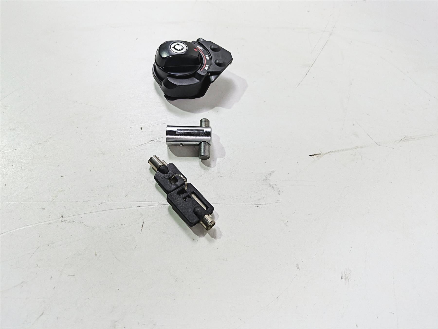 2006 Harley VRSCR Street V-Rod Ignition Switch Key Lock Set 71404-06 {{ shop.shopifyCountryName }} - Mototech271