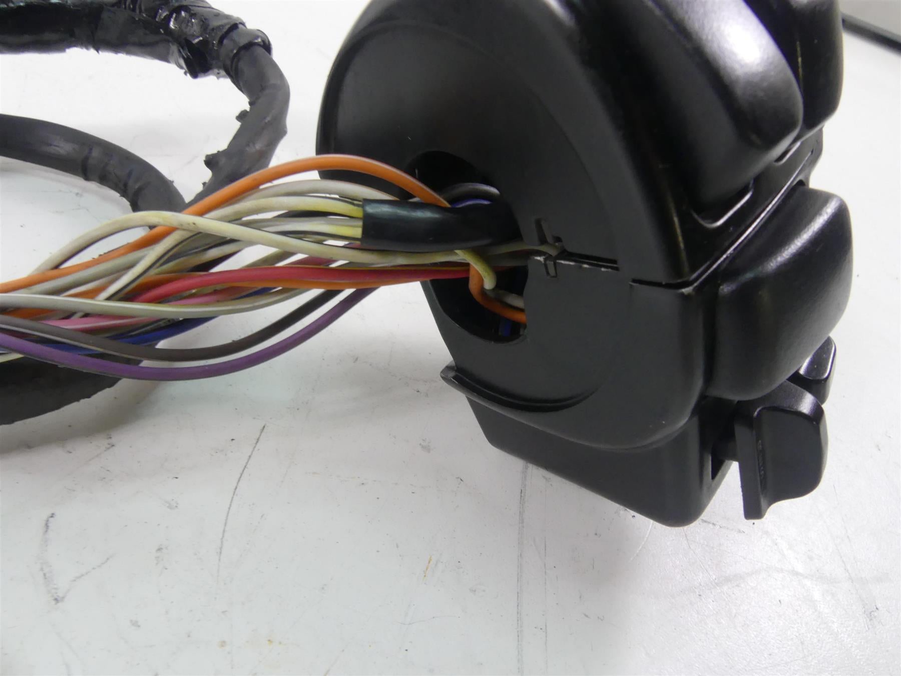 2011 Harley Touring FLTRU Road Glide Right Cruise Control Switch -Read 71682-06A {{ shop.shopifyCountryName }} - Mototech271