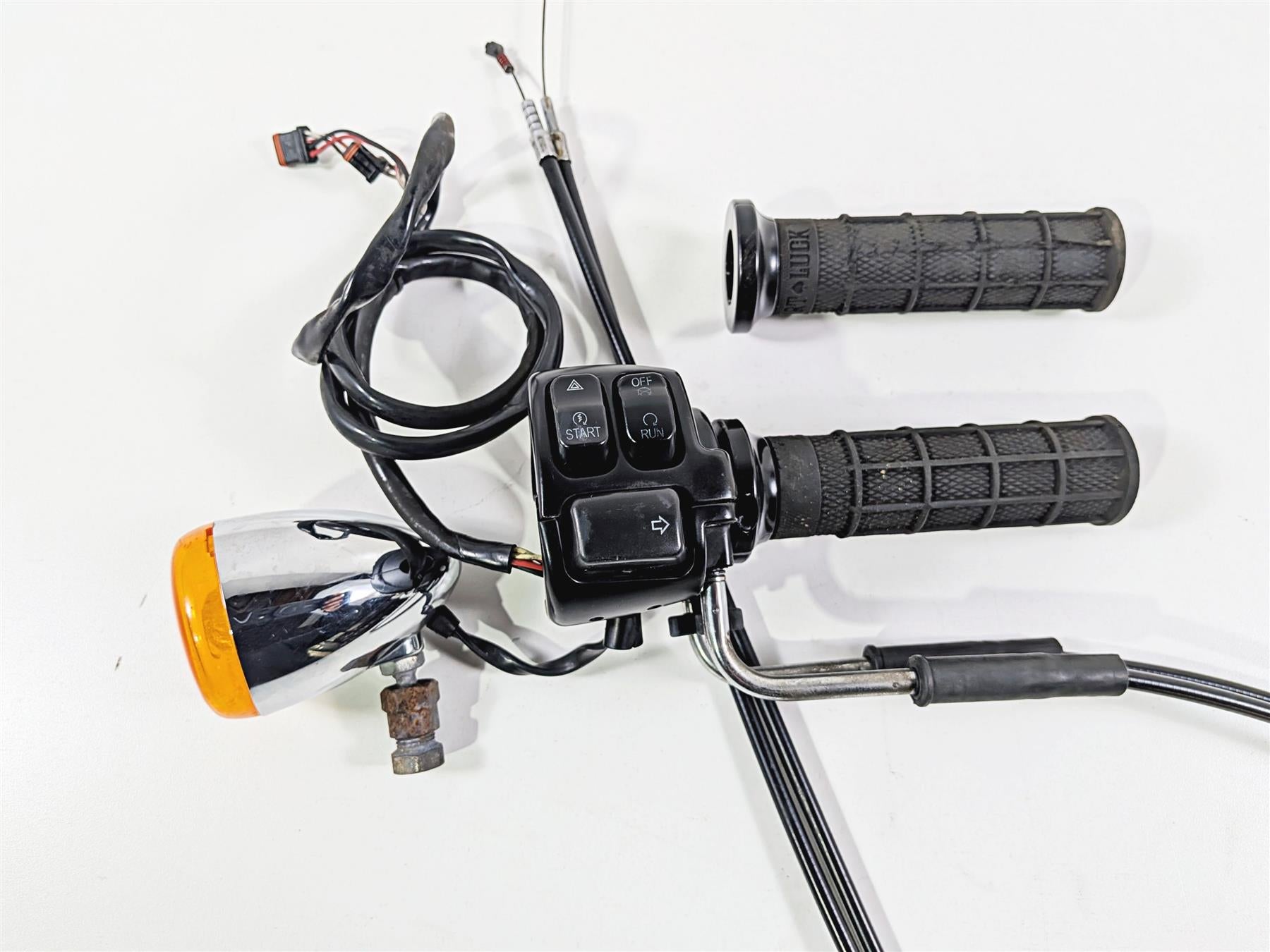 2014 Harley FXDL Dyna Low Rider Right Hand Control Switch + Blinker 72944-12 {{ shop.shopifyCountryName }} - Mototech271