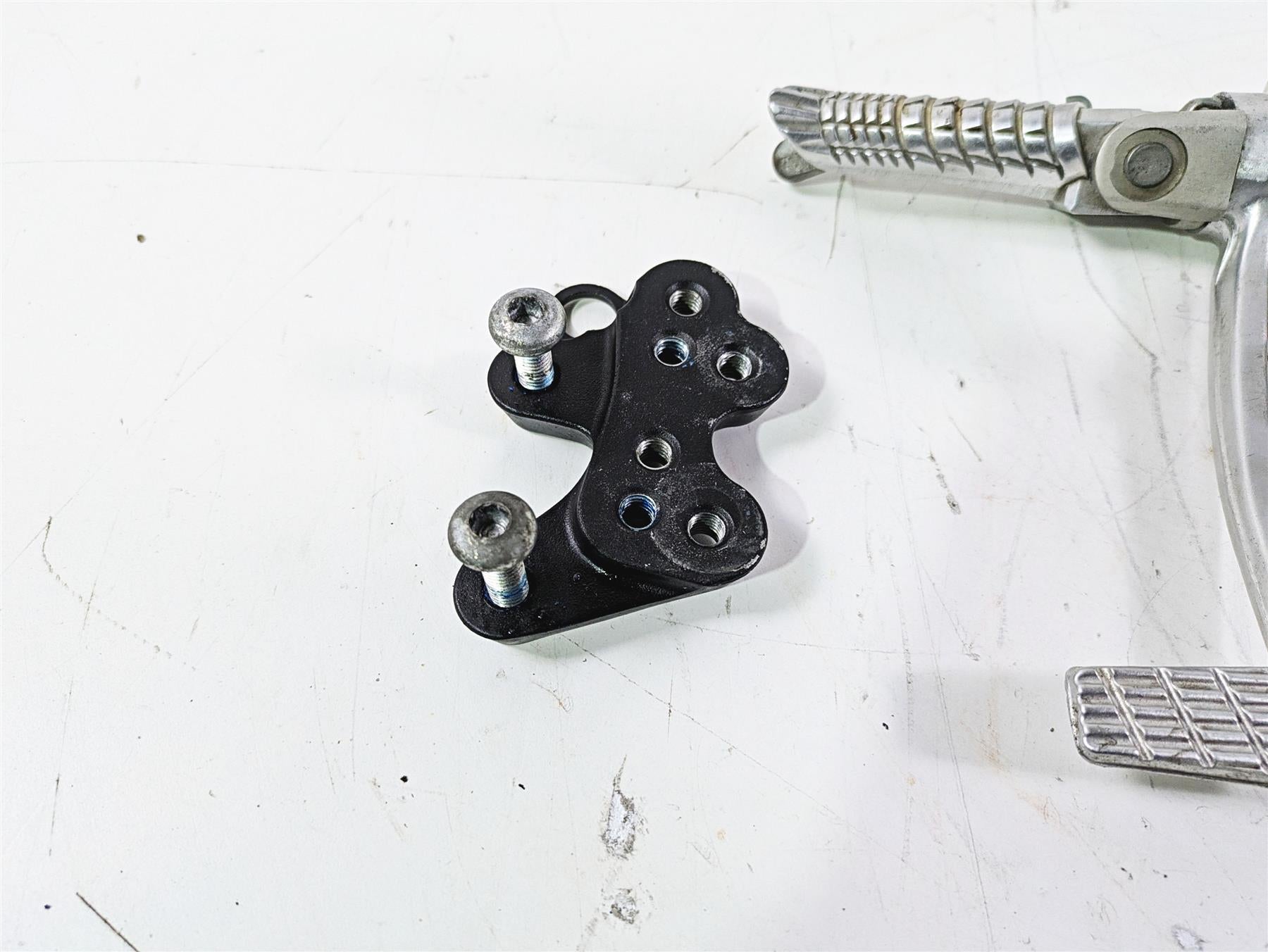 2016 Suzuki GSXR1000 Right Front Foot Peg Brake Pedal & Mount Set 3511-47H10 {{ shop.shopifyCountryName }} - Mototech271
