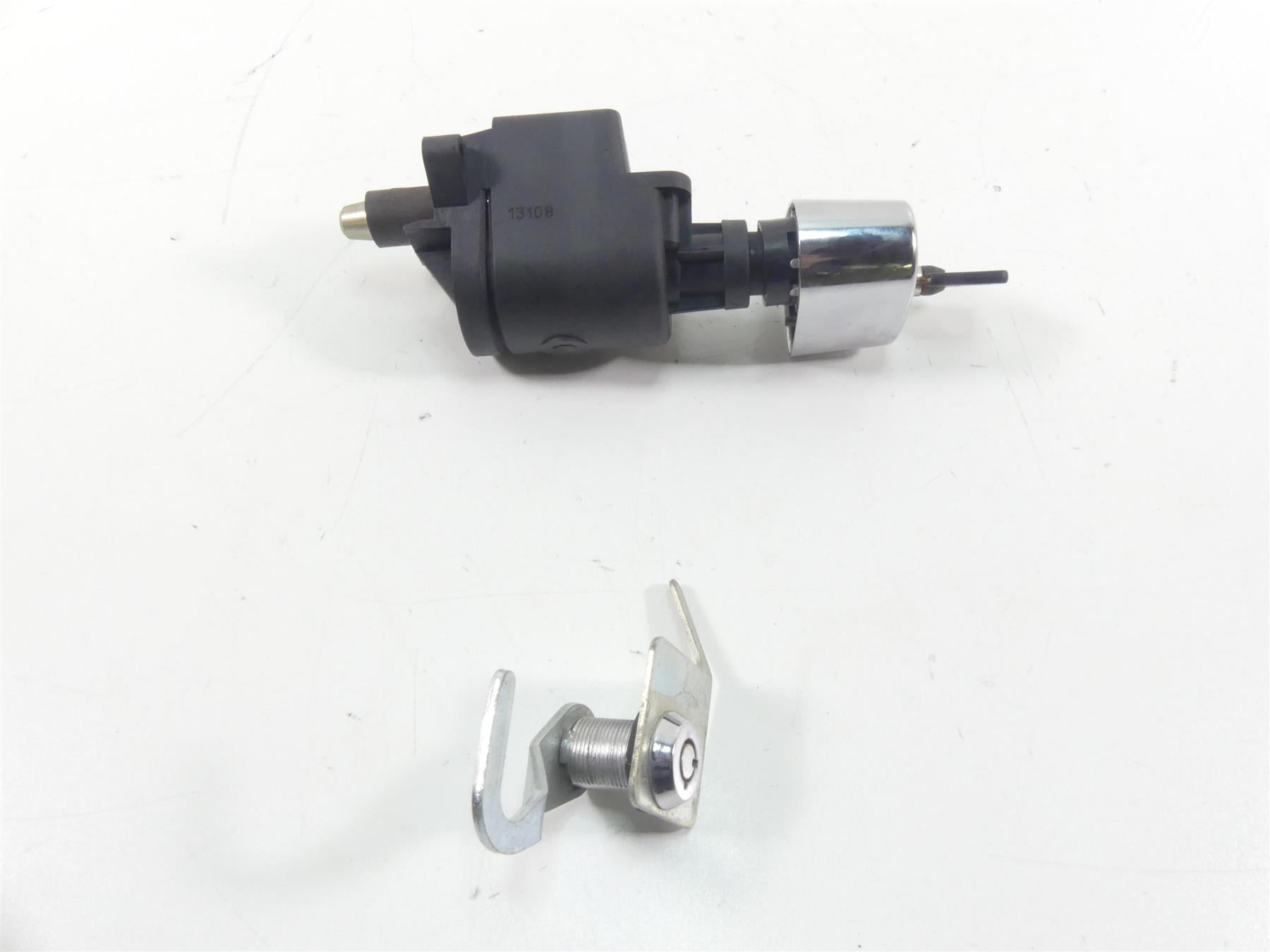 2013 Harley Touring FLHTP Electra Glide Ignition Switch Key Lock Set 71572-06 {{ shop.shopifyCountryName }} - Mototech271
