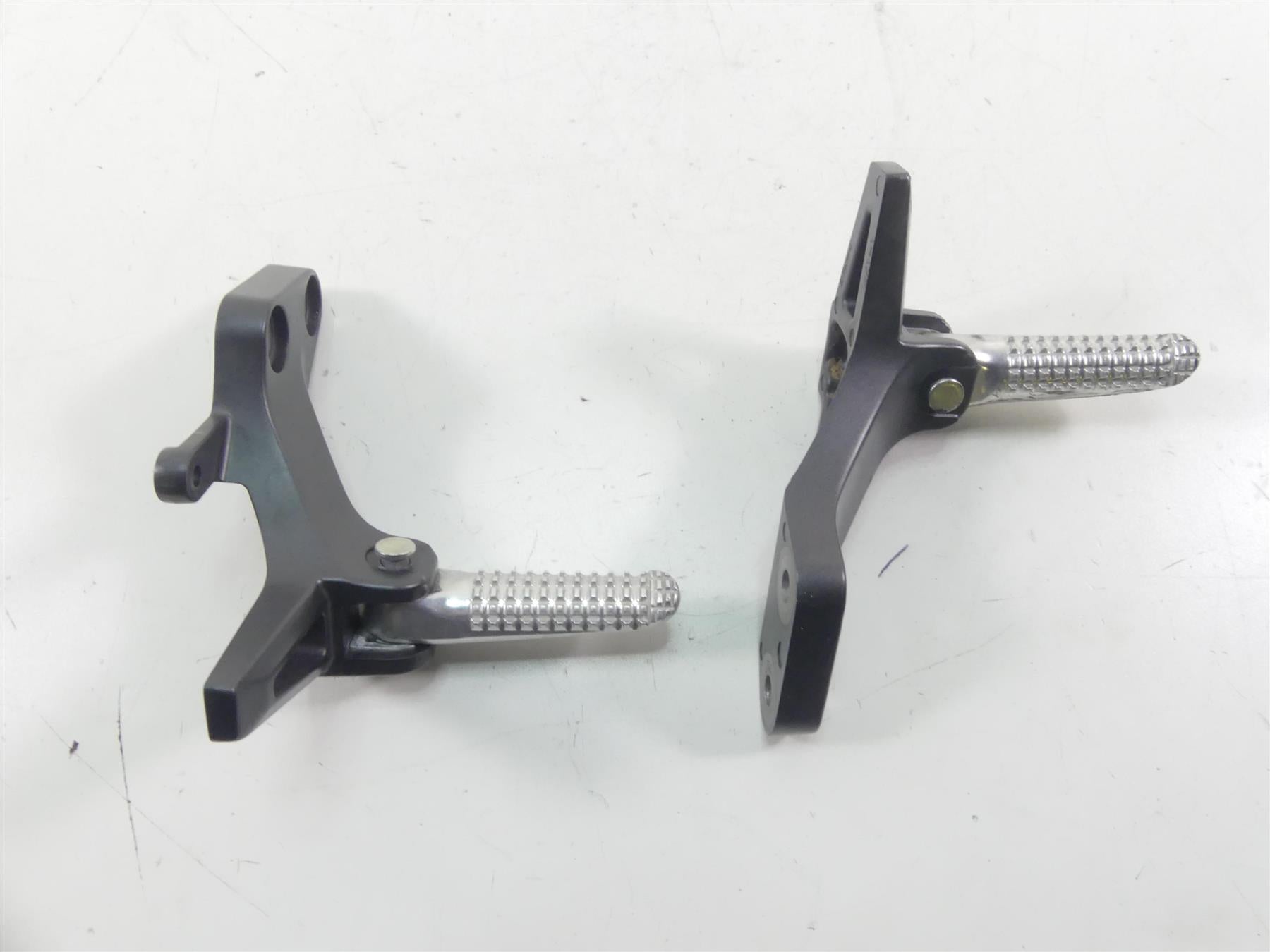 2022 Yamaha MT09 FZ09 Rear Passenger Footpeg Set - Read B7N-2741L-00-00 {{ shop.shopifyCountryName }} - Mototech271