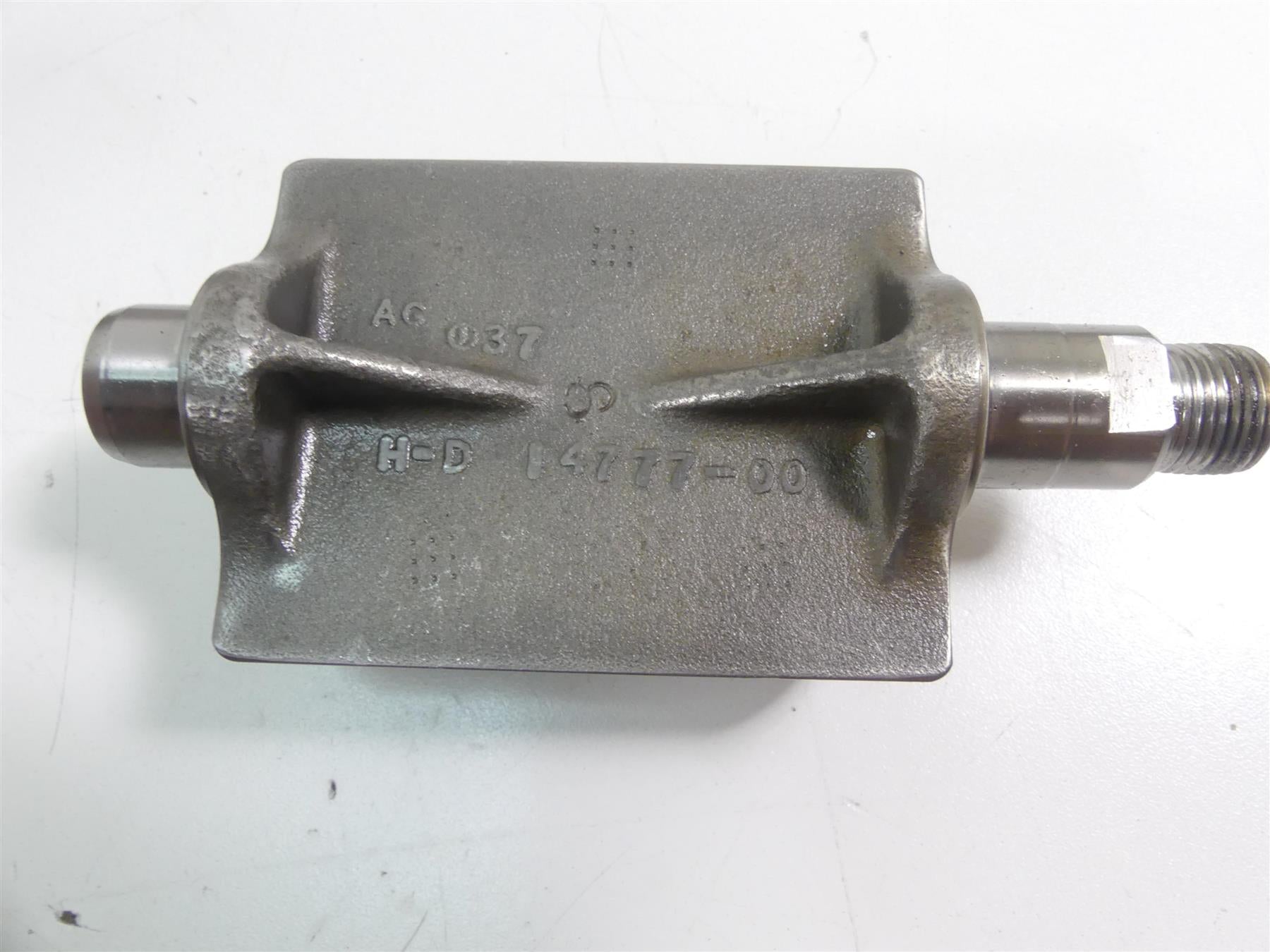 2002 Harley Softail FXSTDI Deuce Balancer Bracket Support Shaft Set 14715-00 {{ shop.shopifyCountryName }} - Mototech271