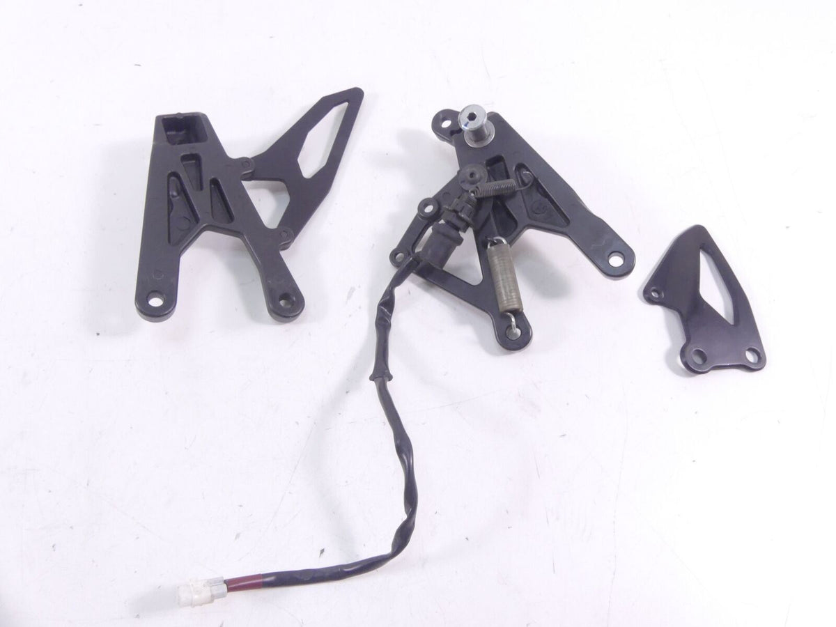 2015 Yamaha YZF-R1M Front Left Right Footpeg Foot Peg Mount Set 2CR-27443-00-00 {{ shop.shopifyCountryName }} - Mototech271