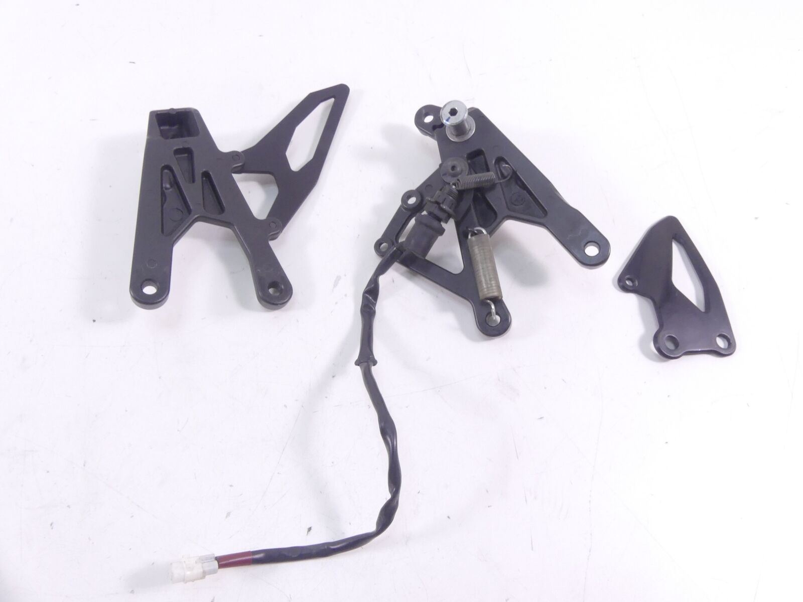 2015 Yamaha YZF-R1M Front Left Right Footpeg Foot Peg Mount Set 2CR-27443-00-00 {{ shop.shopifyCountryName }} - Mototech271