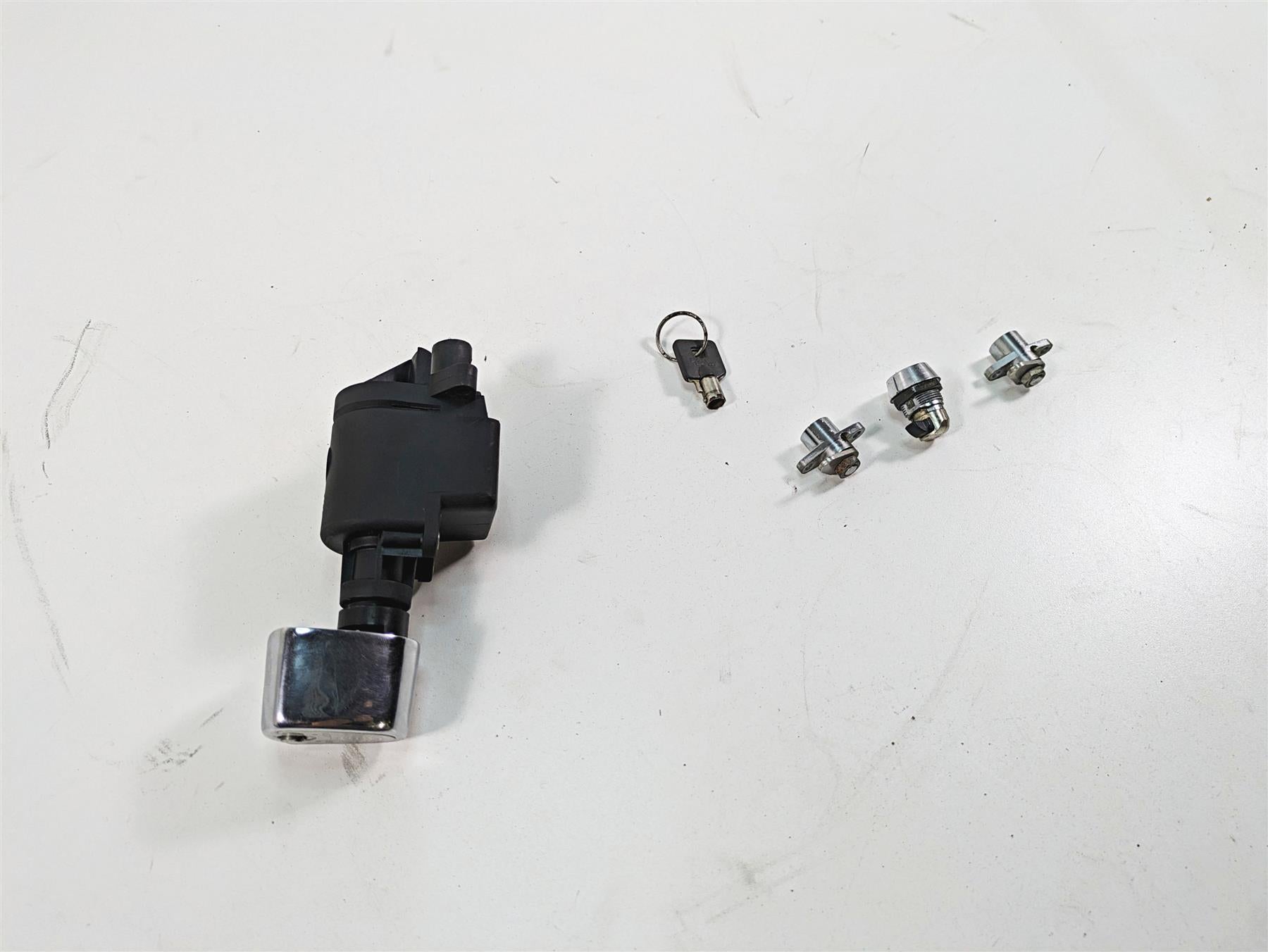 2006 Harley Touring FLHXI Street Glide Ignition Switch Key Lock Set 71572-06 {{ shop.shopifyCountryName }} - Mototech271