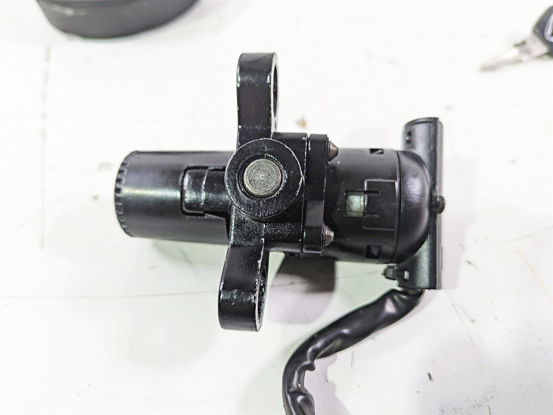 2012 Triumph Daytona 675 Ignition Switch Key Lock Tank Cap Set T2507563 {{ shop.shopifyCountryName }} - Mototech271