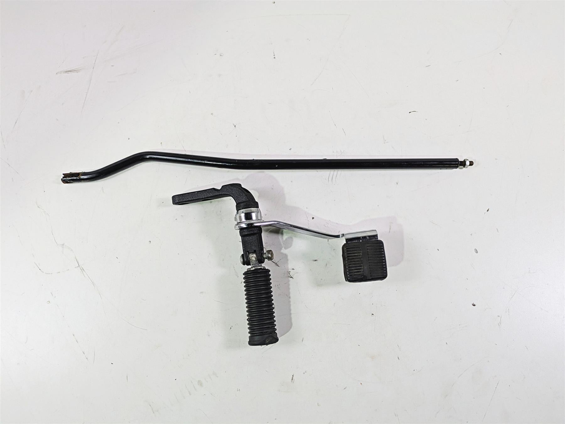 2015 Harley FXDF Dyna Fat Bob Front Right Fw Foot peg & Brake Pedal 42663-03A {{ shop.shopifyCountryName }} - Mototech271