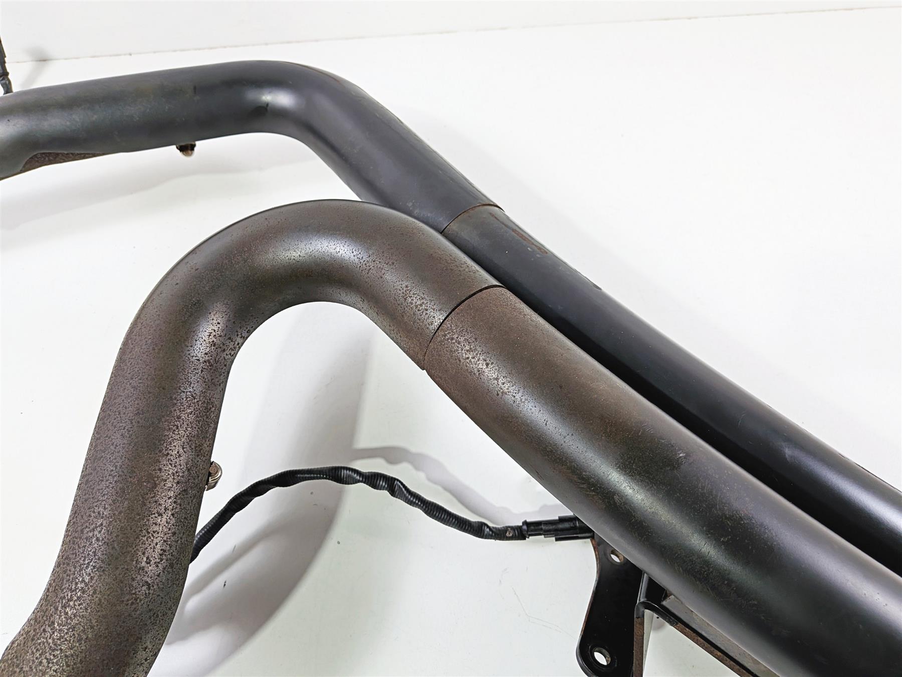 2011 Harley FXDF Dyna Fat Bob Vance Hines Big Radius 2-2 Exhaust System 46071 {{ shop.shopifyCountryName }} - Mototech271