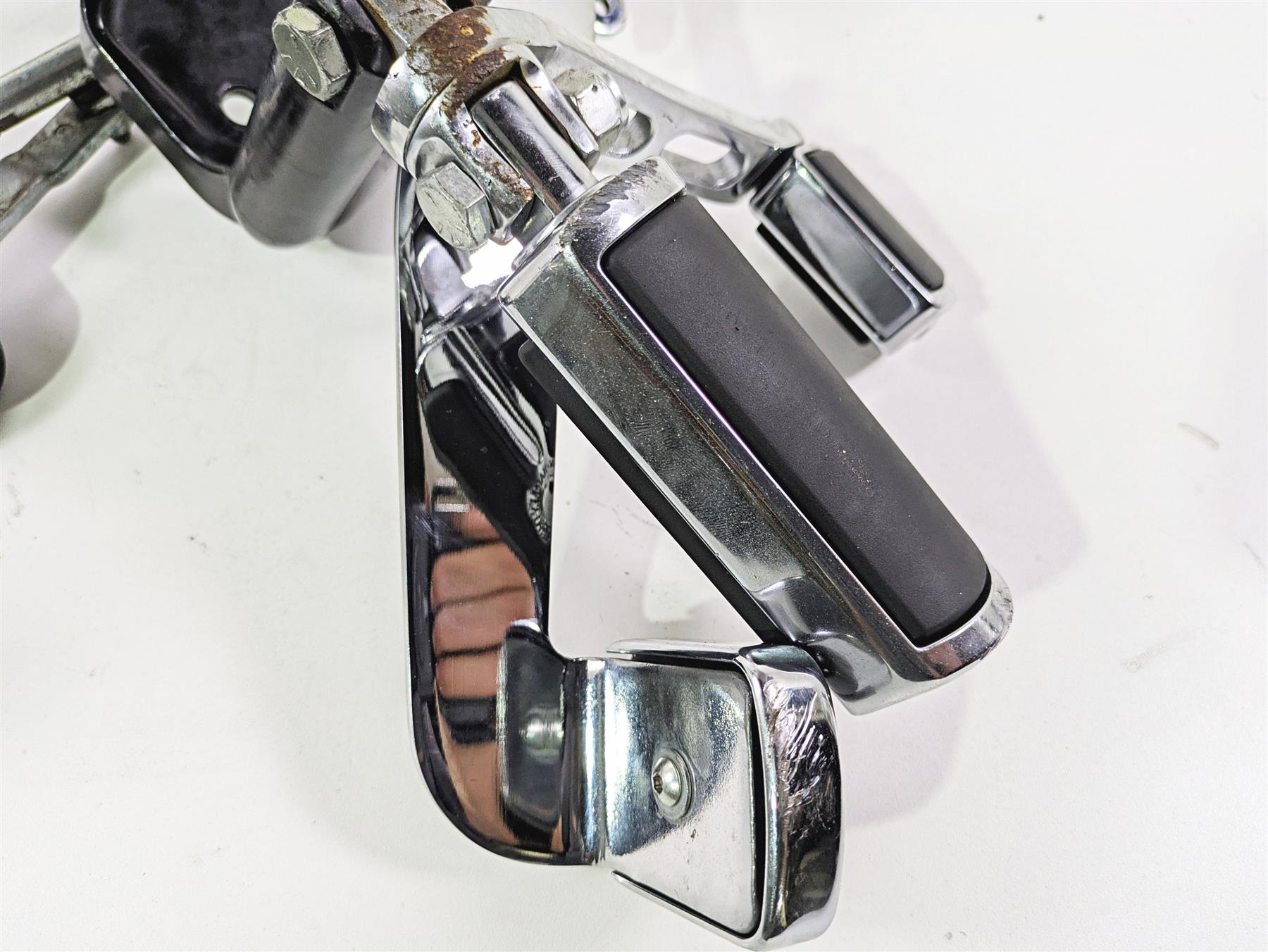 2004 Harley Softail FXSTDI Deuce Front Forward Foot Control Peg 33683-00 42507-00 {{ shop.shopifyCountryName }} - Mototech271