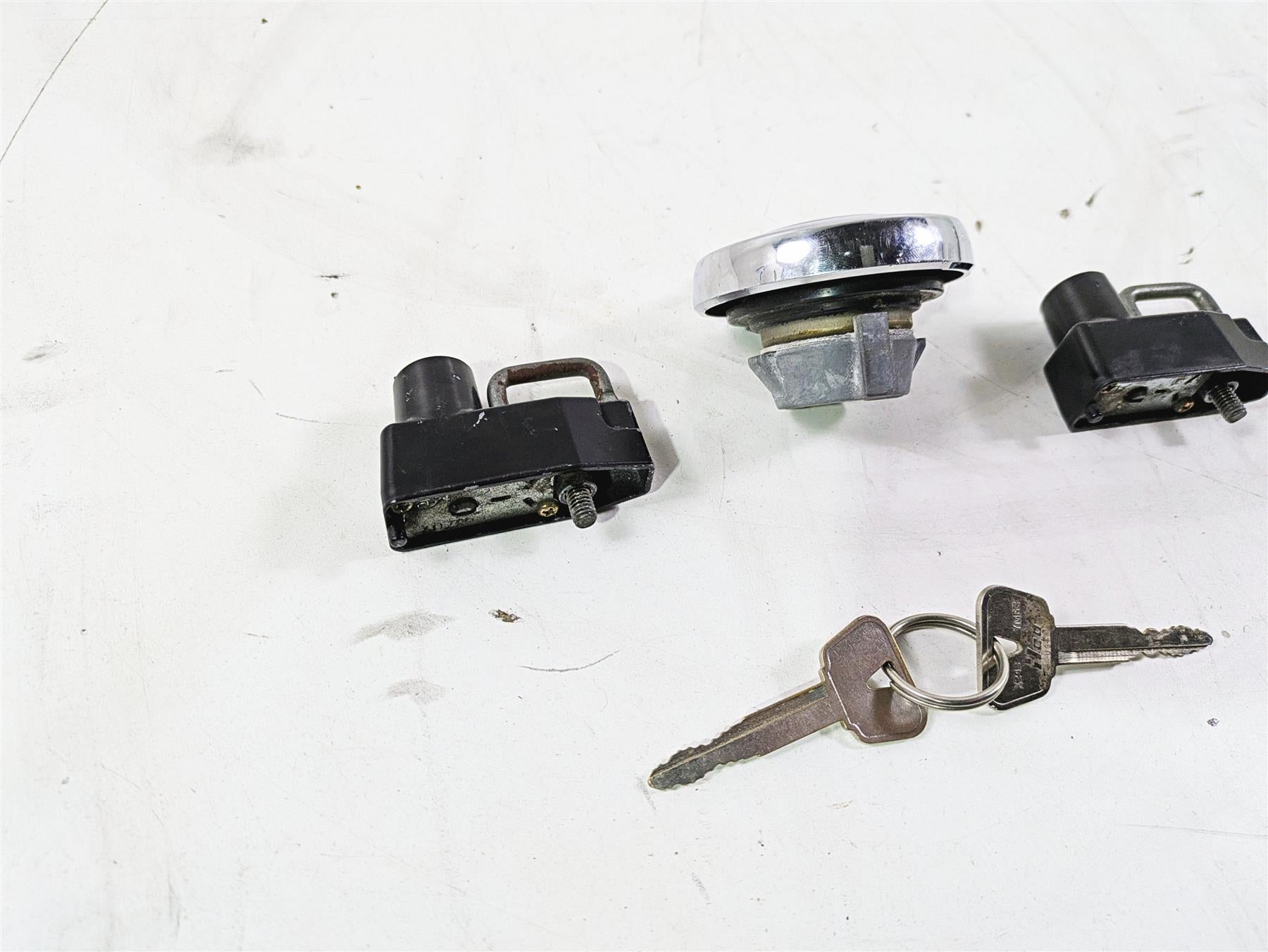 2004 Yamaha XVZ1300 Royal Star Gas Cap Helmet Locl & Key Set {{ shop.shopifyCountryName }} - Mototech271