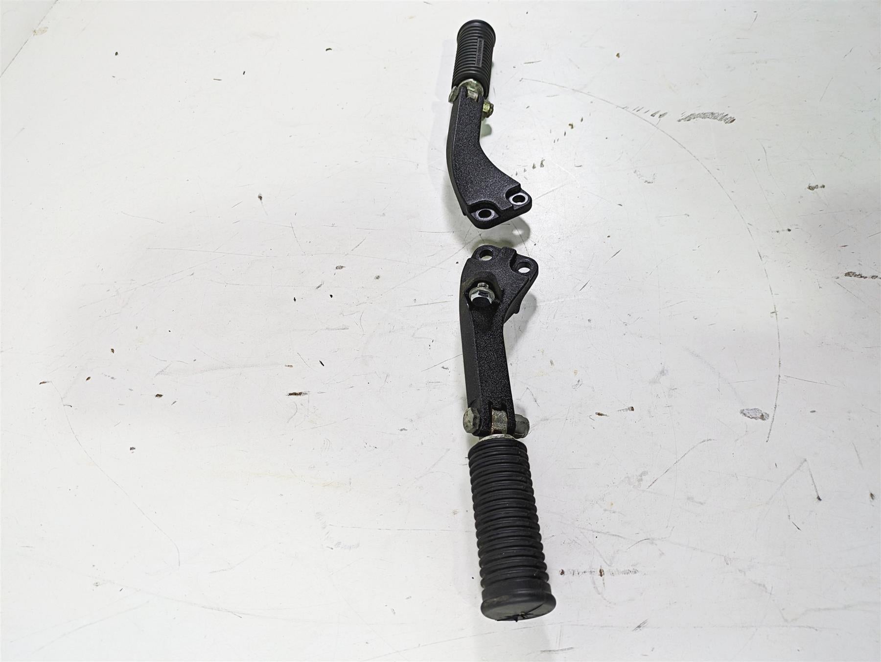 2012 Harley FLD Dyna Switchback Rear Passenger Footpeg Rest Set 49230-06 49224-06A {{ shop.shopifyCountryName }} - Mototech271