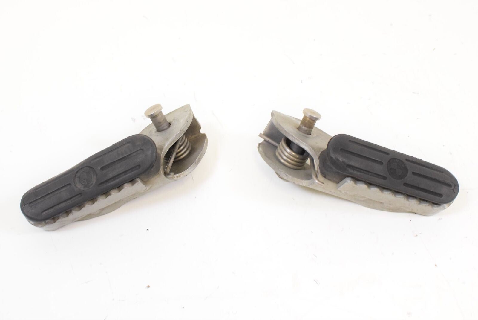 05 BMW R1200GS R1200 GS K25 Front Rider Driver Footpeg SET 46717729281 {{ shop.shopifyCountryName }} - Mototech271