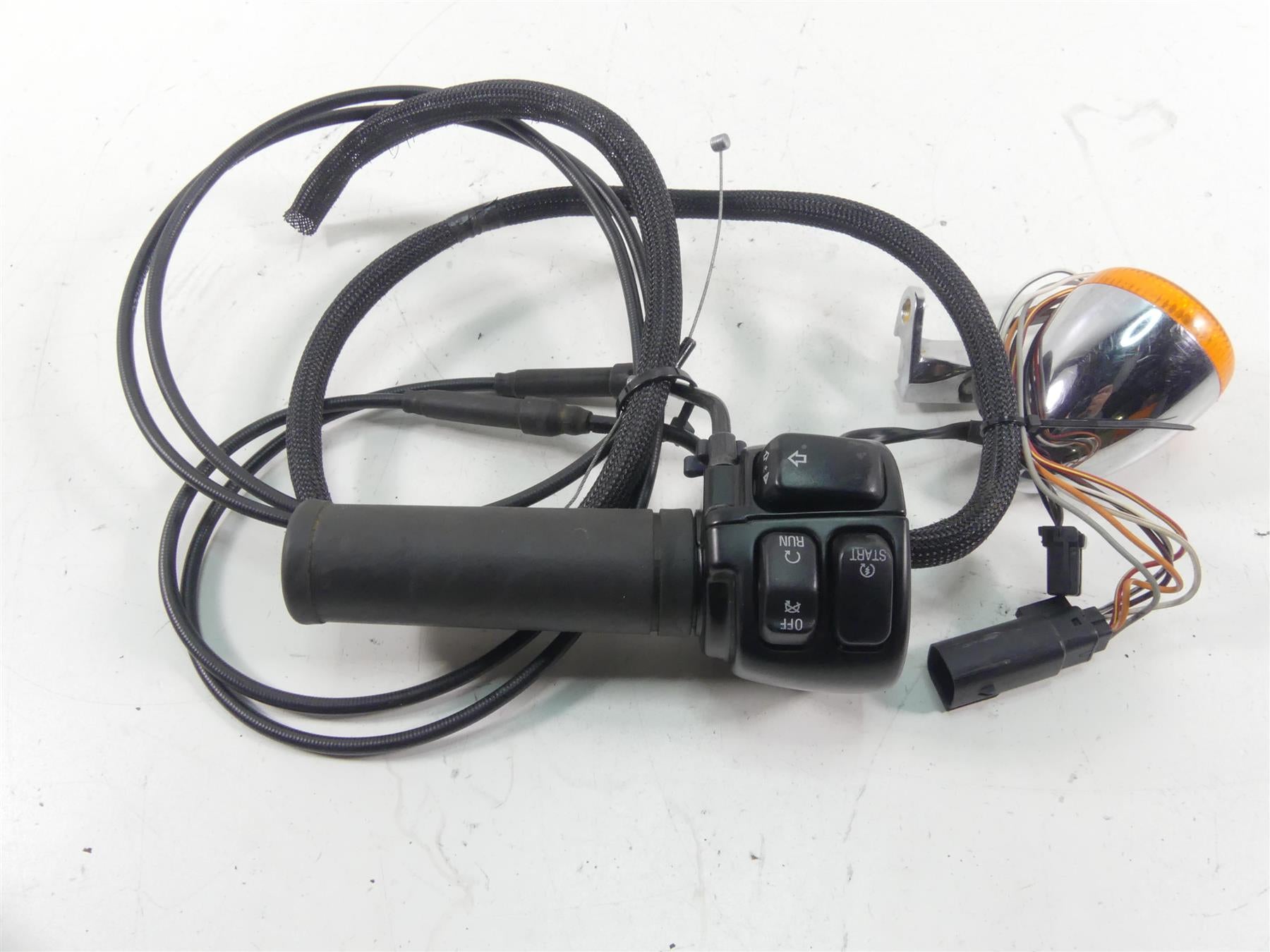 2010 Harley FXDWG Dyna Wide Glide Right Hand Control Switch & Blinker 71684-06A {{ shop.shopifyCountryName }} - Mototech271
