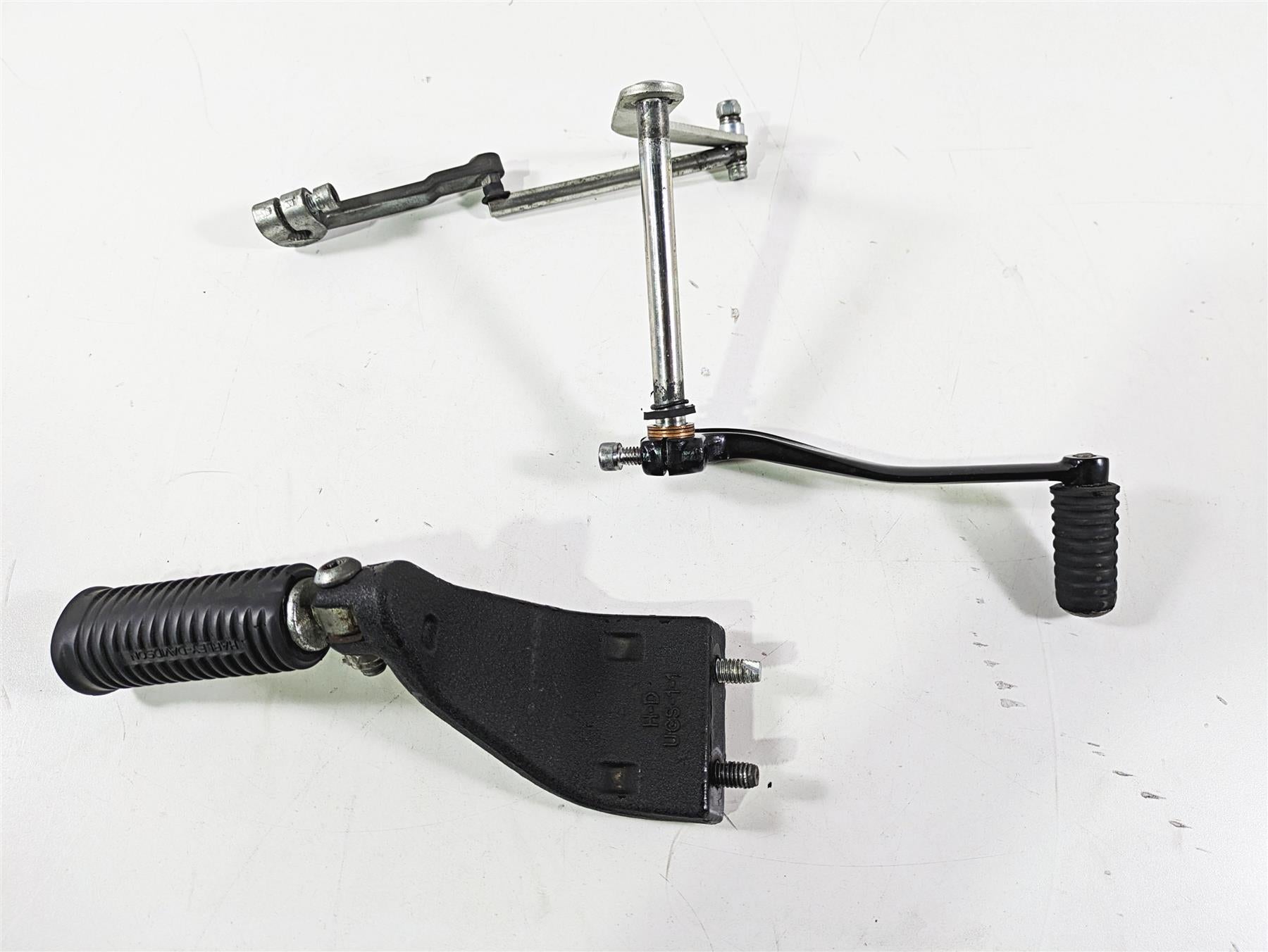 2017 Harley Dyna FXDB Street Bob Front Left Mid Footpeg & Shifter 50667-07 {{ shop.shopifyCountryName }} - Mototech271