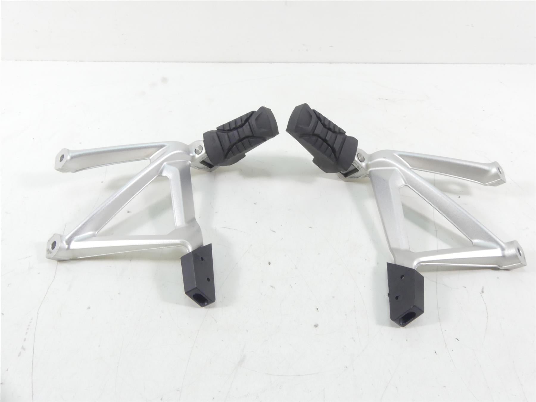 2016 BMW R1200GS K50 Rear Passenger Footpeg Footrest Set 46718528793 46718528794 {{ shop.shopifyCountryName }} - Mototech271