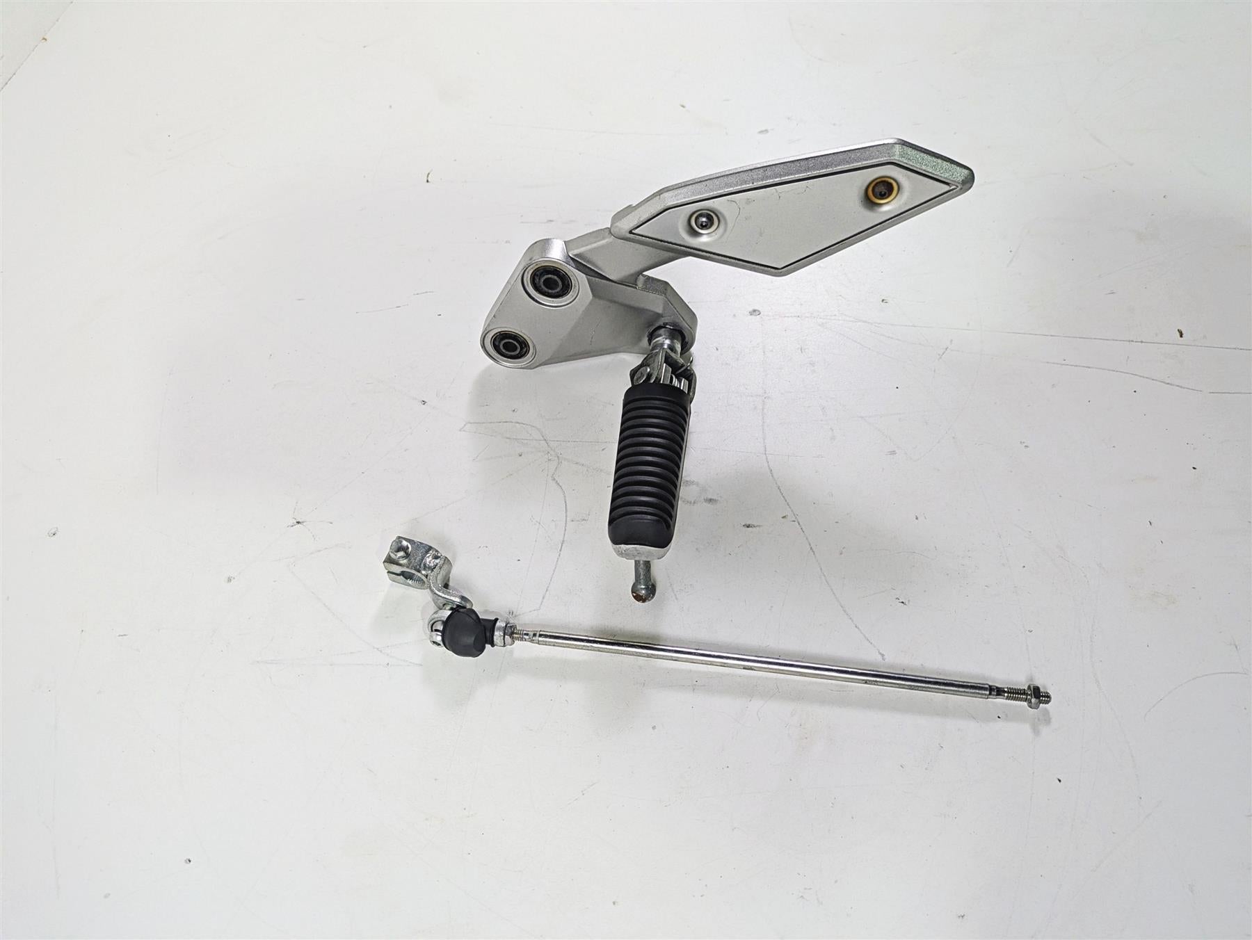 2009 Yamaha FZ1 FZS10 Fazer Left Rider Footpeg Shifter Parts Set 2D1-27442-00-00 {{ shop.shopifyCountryName }} - Mototech271