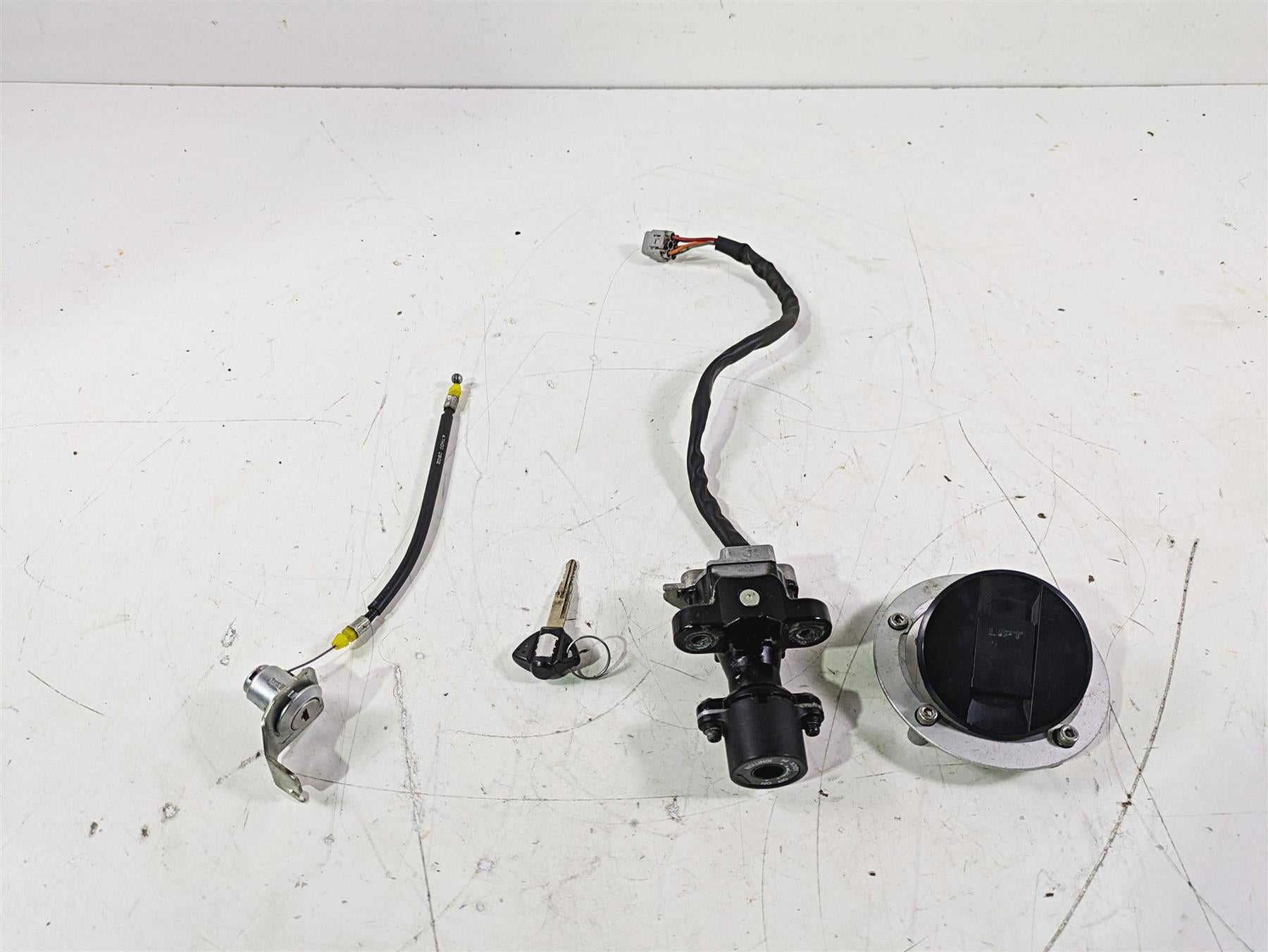 2016 Suzuki GSXR1000 Ignition Switch Key Lock Tank Cap Set 37101-40823 {{ shop.shopifyCountryName }} - Mototech271