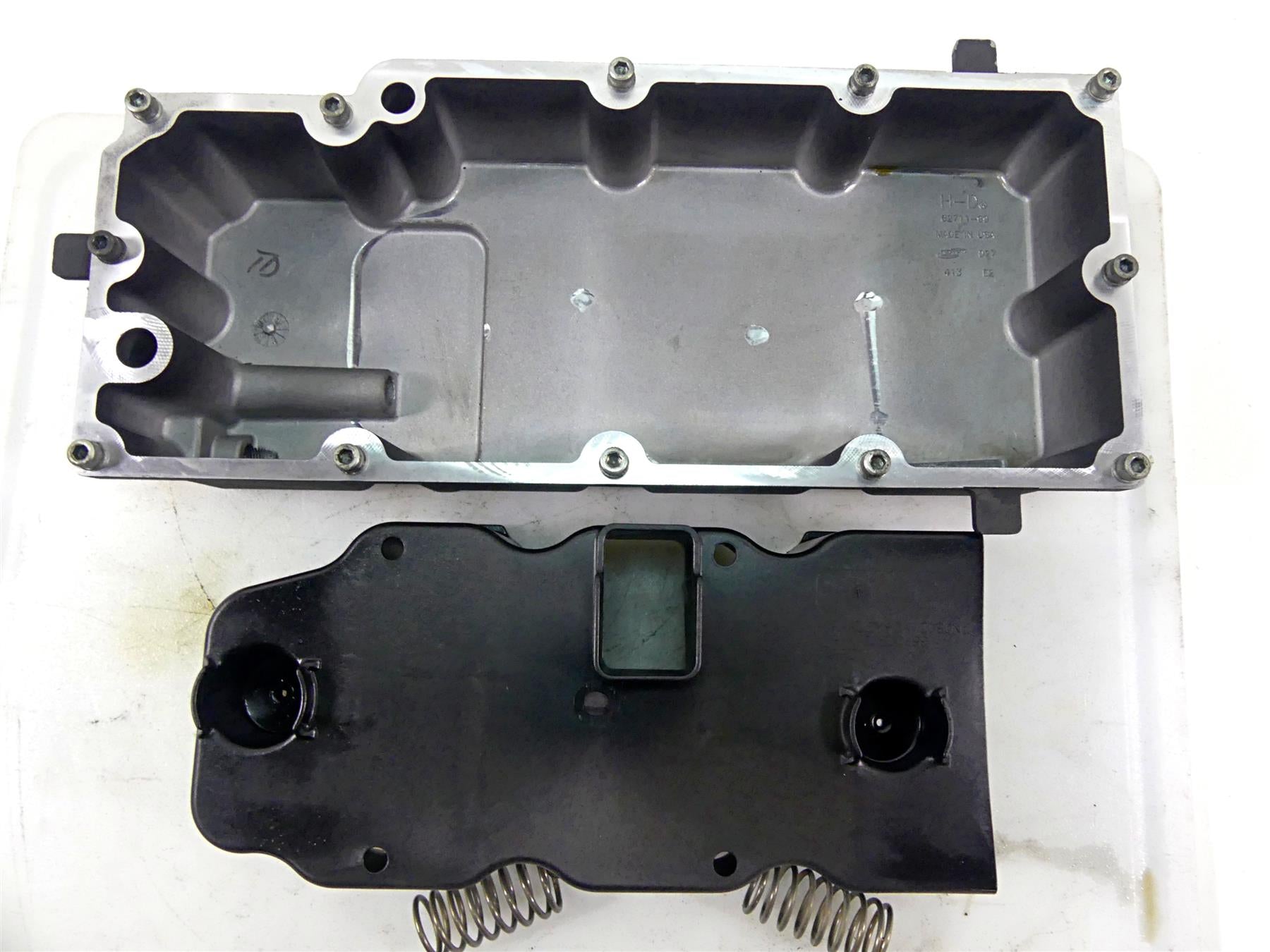 2007 Harley Touring FLHRSE CVO Road King Lower Transmission Oil Pan 62711-99 {{ shop.shopifyCountryName }} - Mototech271