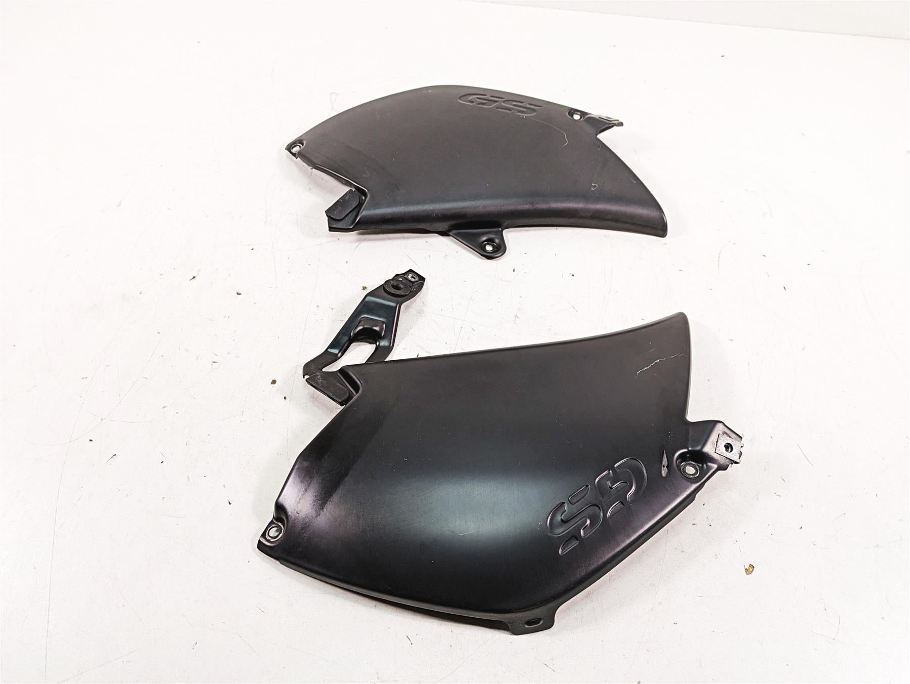 2007 BMW R1200GS K255 Adv Between Leg Side Cover Set 46637698234 46637727269 {{ shop.shopifyCountryName }} - Mototech271