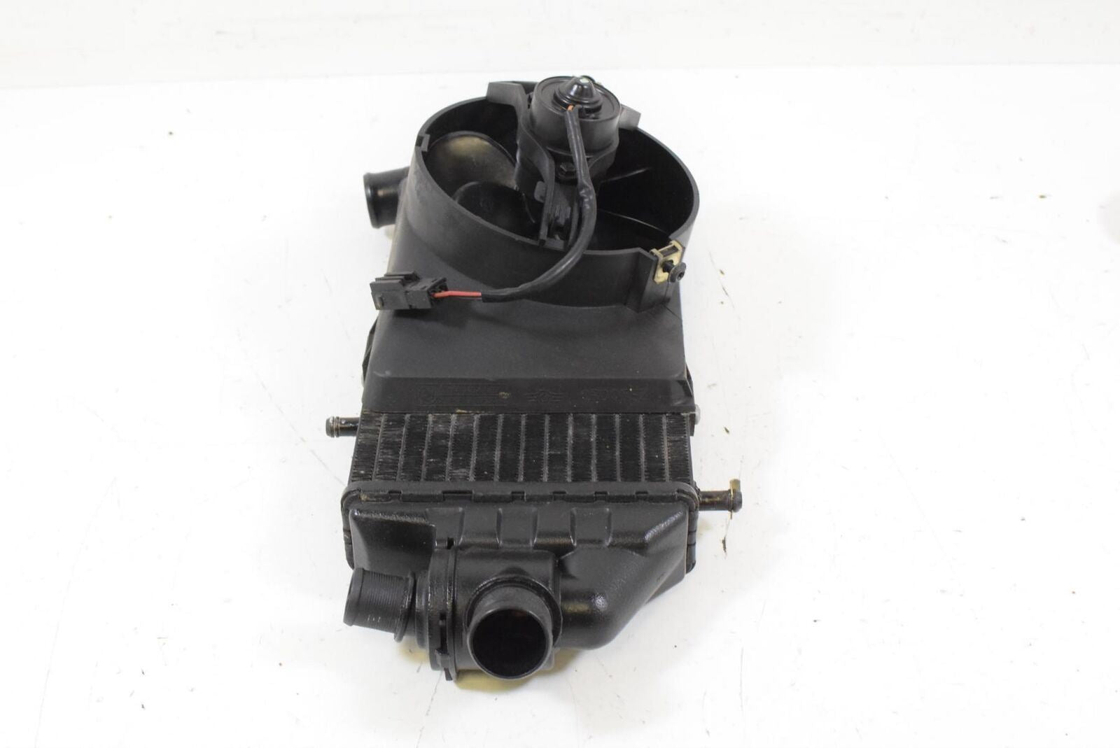 09 BMW K1200LT K1200 LT 89V3 Right Radiator Fan Air Scoop Duct Ram 17111465160 {{ shop.shopifyCountryName }} - Mototech271