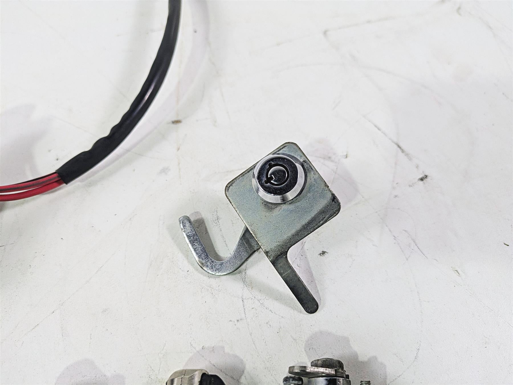 1996 Harley Touring FLHTCUI Electra Glide Ignition Switch Key Lock Set 71526-93B {{ shop.shopifyCountryName }} - Mototech271