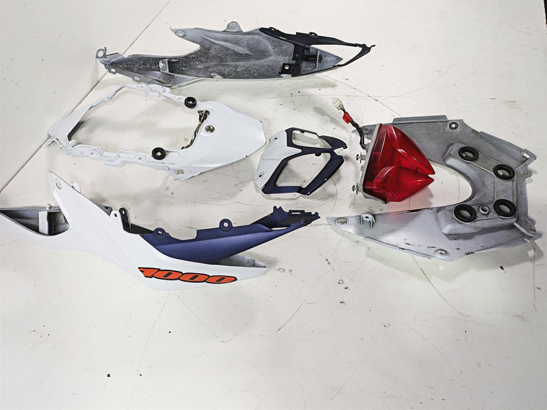 2016 Suzuki GSXR1000 Tail Fairing Cover & Taillight Set 47310-47H00 {{ shop.shopifyCountryName }} - Mototech271