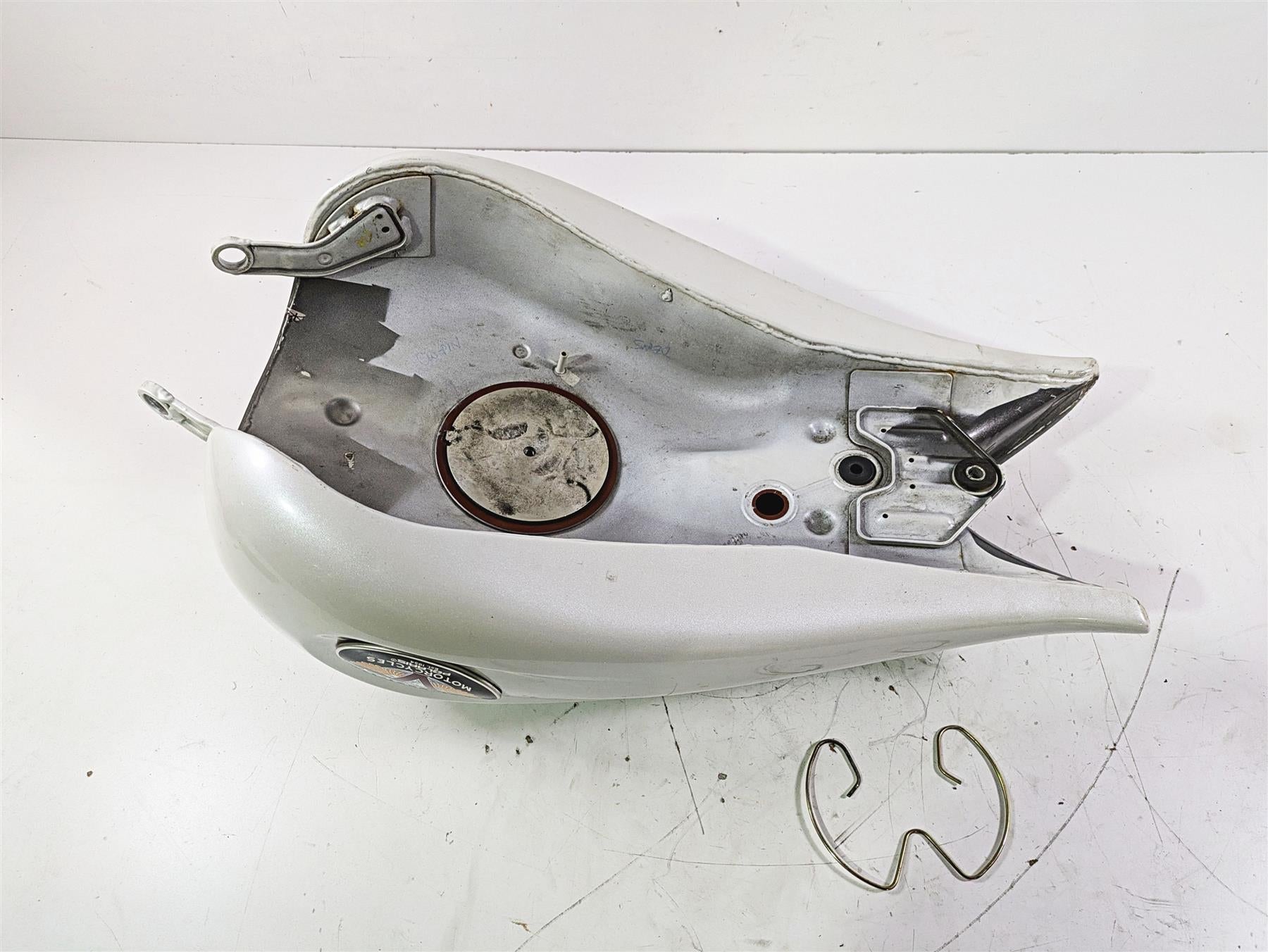 2004 Victory Kingpin Fuel Gas Petrol Tank Bronze Mist Pearl White - Dent 1014755 {{ shop.shopifyCountryName }} - Mototech271