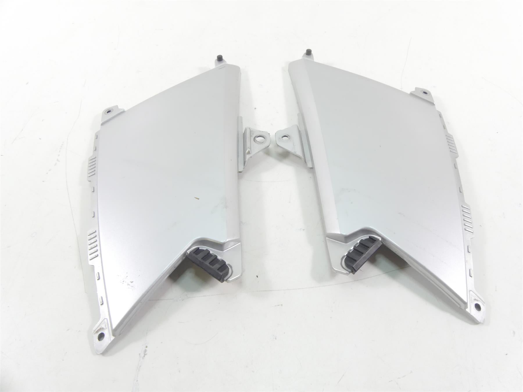 2009 BMW R1200GS K25 Left Right Between Leg Side Cover Fairing Set 46637693433 {{ shop.shopifyCountryName }} - Mototech271