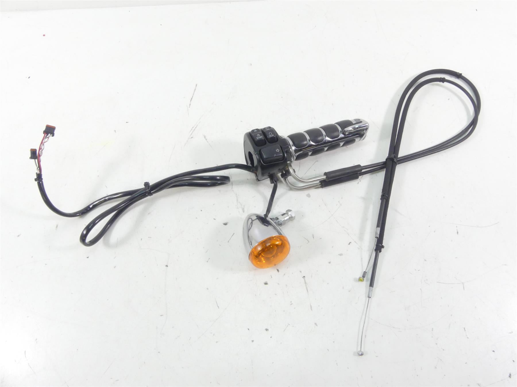2014 Harley FXDL Dyna Low Rider Right Hand Control Switch & Blinker 72944-12