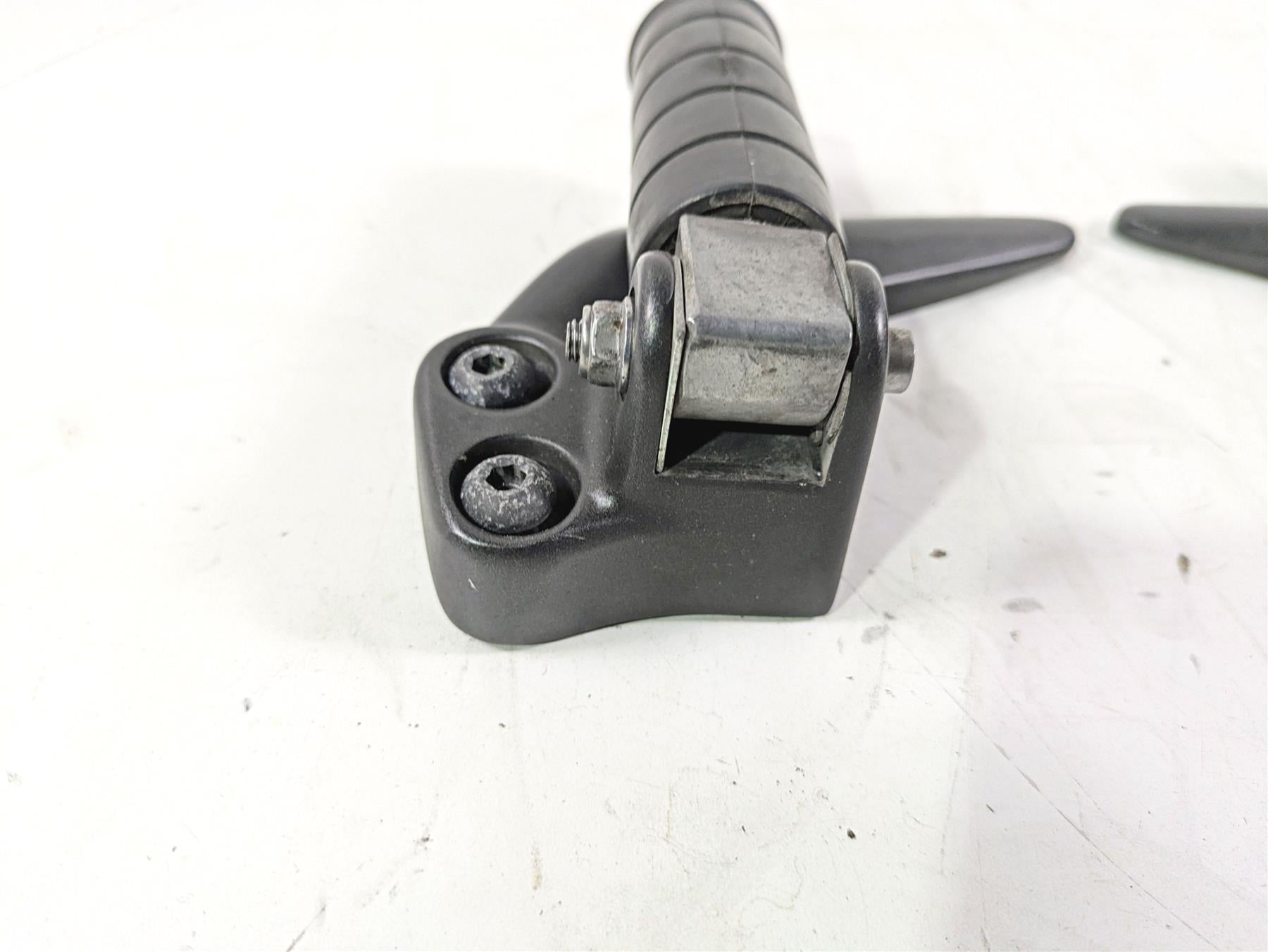 2008 Yamaha XVS1300 V-Star Tourer Rear Passenger Footpeg Set 3D8-27430-00-00 {{ shop.shopifyCountryName }} - Mototech271