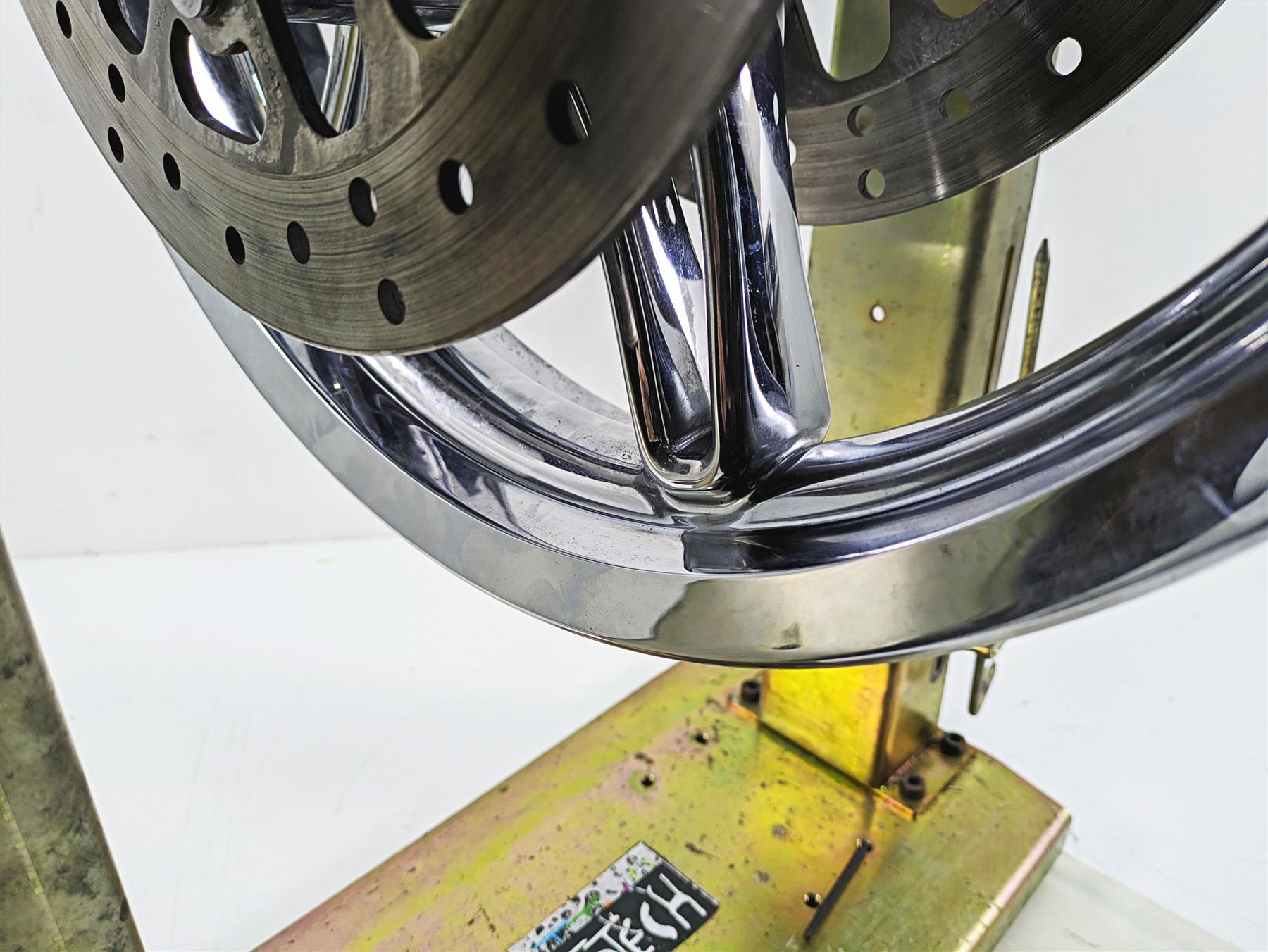 2014 Harley Touring FLHTK Electra Glide 17x3 Chisel Custom Front Wheel 43300057 {{ shop.shopifyCountryName }} - Mototech271