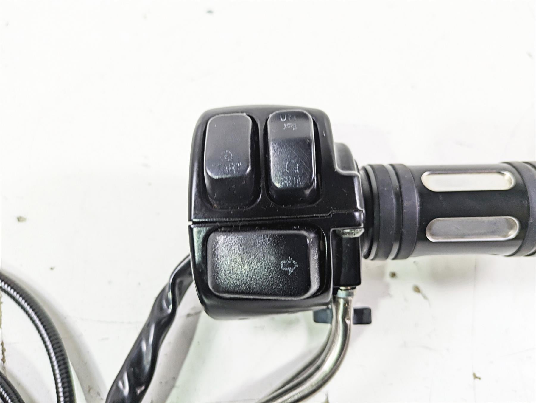 2012 Harley VRSCF Muscle V Rod Right Hand Control Switch - Read 71684-06A {{ shop.shopifyCountryName }} - Mototech271