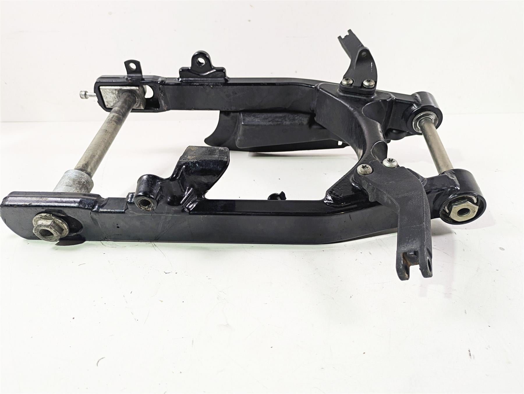 2016 Harley FXDWG Dyna Wide Glide Rear Swingarm & Rear Footpeg Mounts 47820-10