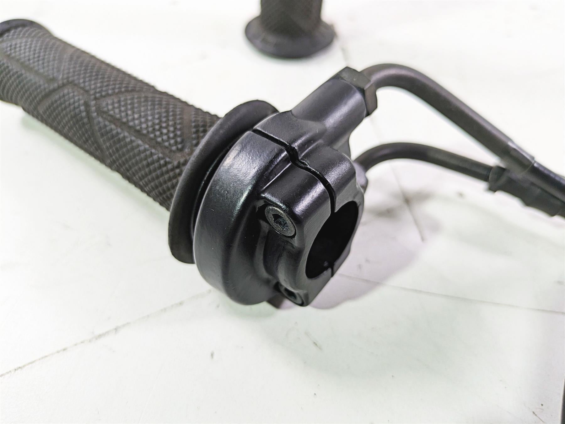 2008 Aprilia RSVR 1000 Factory Throttle Grip Handle Set - Read AP8118566 {{ shop.shopifyCountryName }} - Mototech271