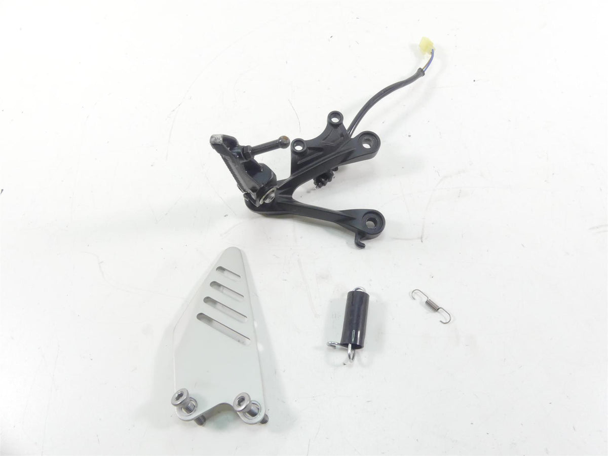 2013 Kawasaki ZX636 ZX6R Ninja Right Footpeg & Bracket Set 35063-0590-18R {{ shop.shopifyCountryName }} - Mototech271