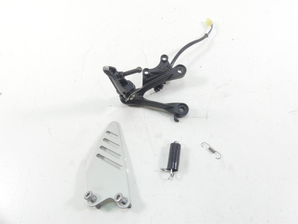 2013 Kawasaki ZX636 ZX6R Ninja Right Footpeg & Bracket Set 35063-0590-18R {{ shop.shopifyCountryName }} - Mototech271